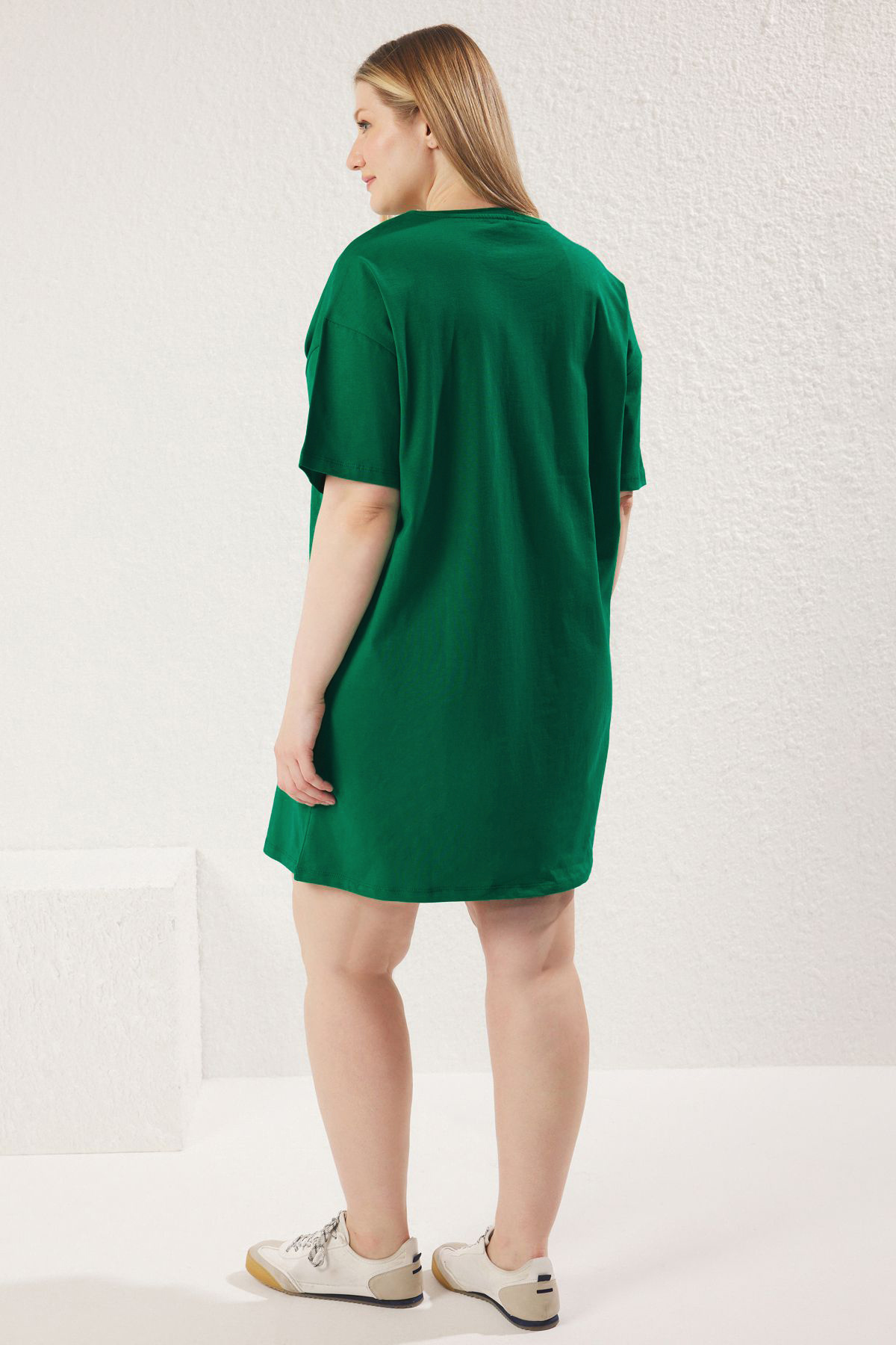 Trendyol Curve-Grünes, mit Leopardenmuster bedrucktes, gestricktes T-Shirt-Kleid aus 100 % Baumwolle mit Rundhalsausschnitt in Übergröße TBBSS23AH00163 5