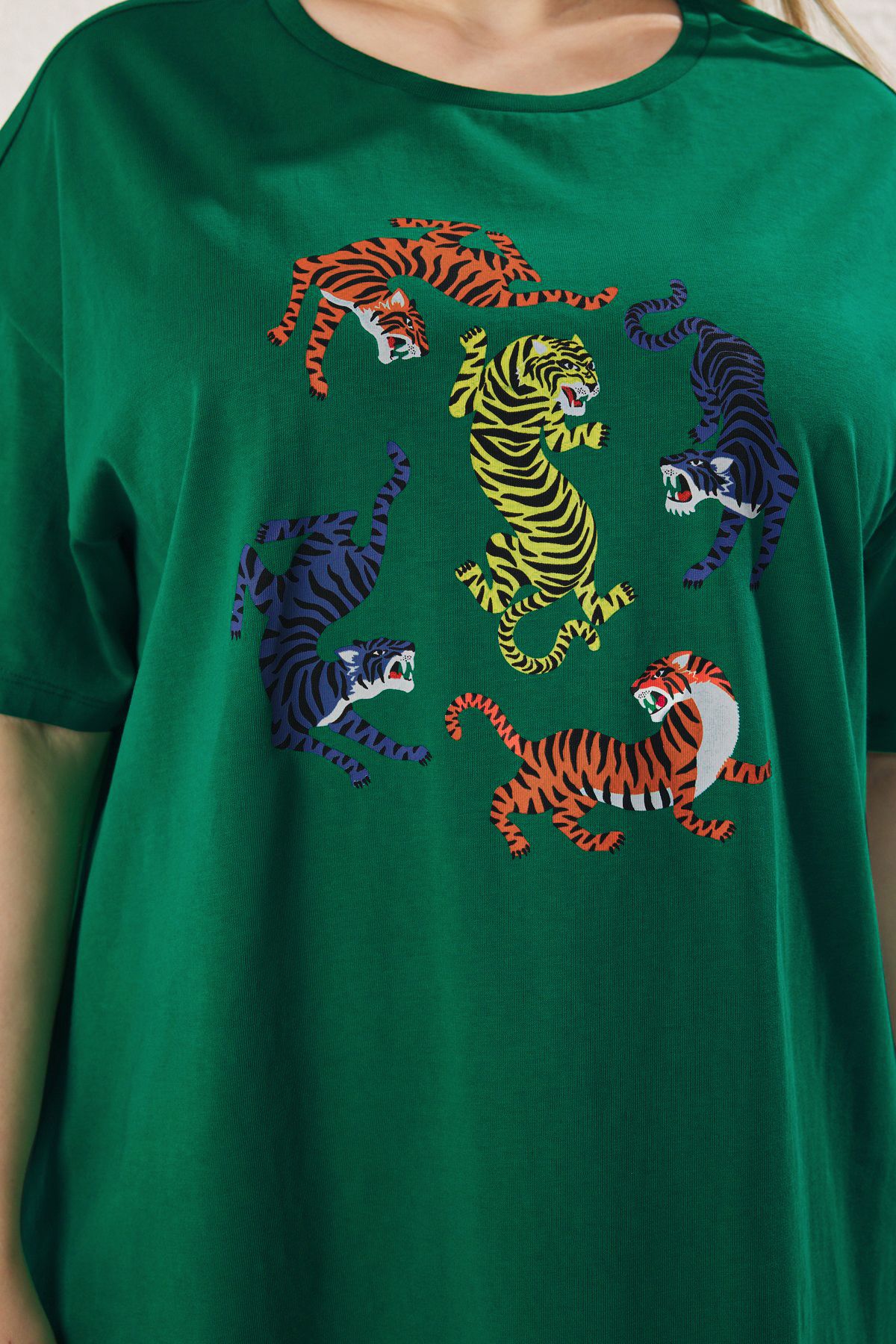 Trendyol Curve-Grünes, mit Leopardenmuster bedrucktes, gestricktes T-Shirt-Kleid aus 100 % Baumwolle mit Rundhalsausschnitt in Übergröße TBBSS23AH00163 4