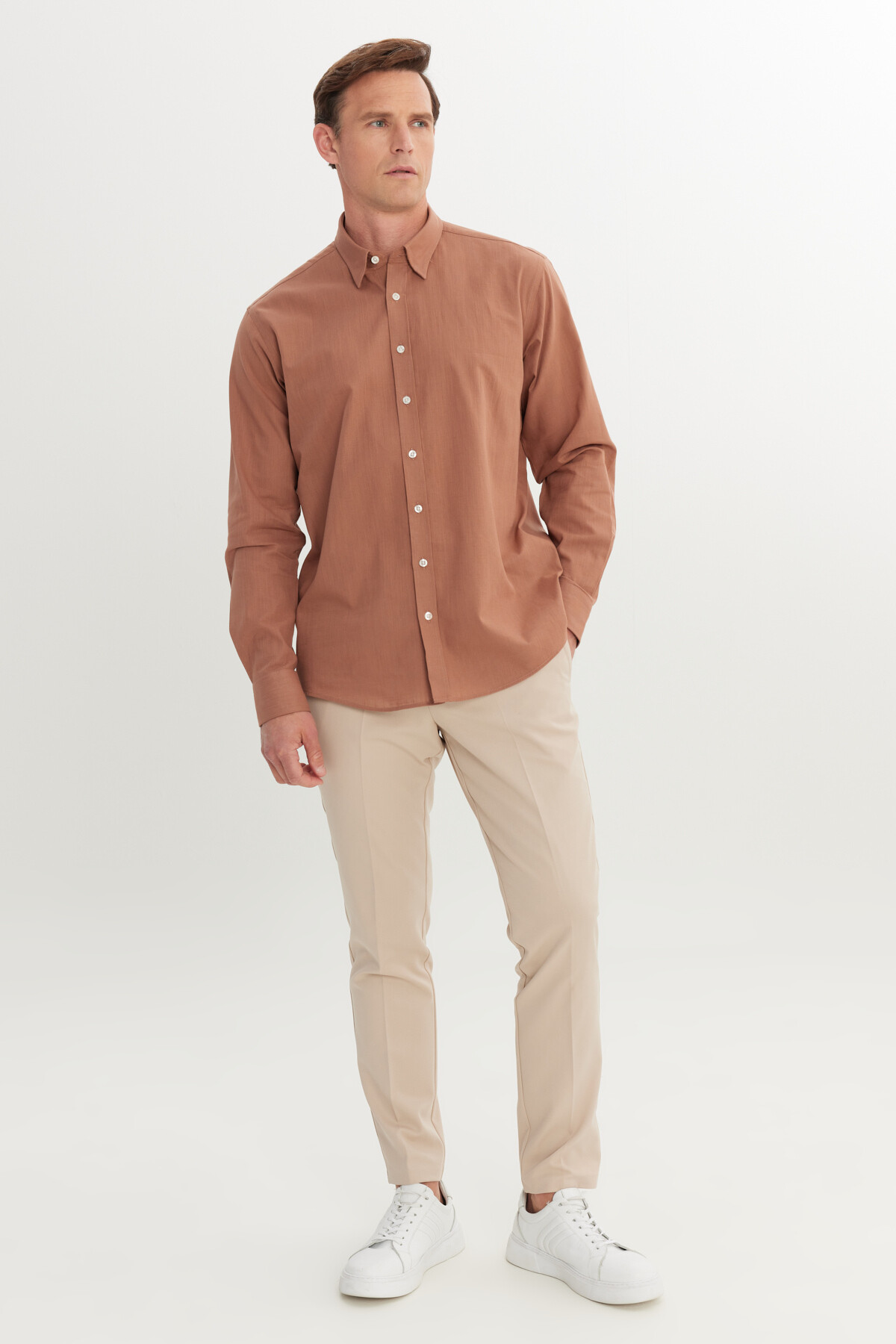 AC&Co / Altınyıldız Classics  Erkek Kahverengi Comfort Fit Rahat Kesim Gizli Düğme Yaka %100 Pamuk Flamlı Gömlek - Görsel 2