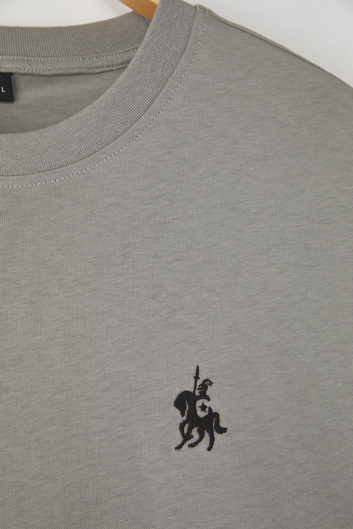 Trendyol Collection-Graues T-Shirt aus 100 % Baumwolle mit Stickerei TMNSS24TS00056 3