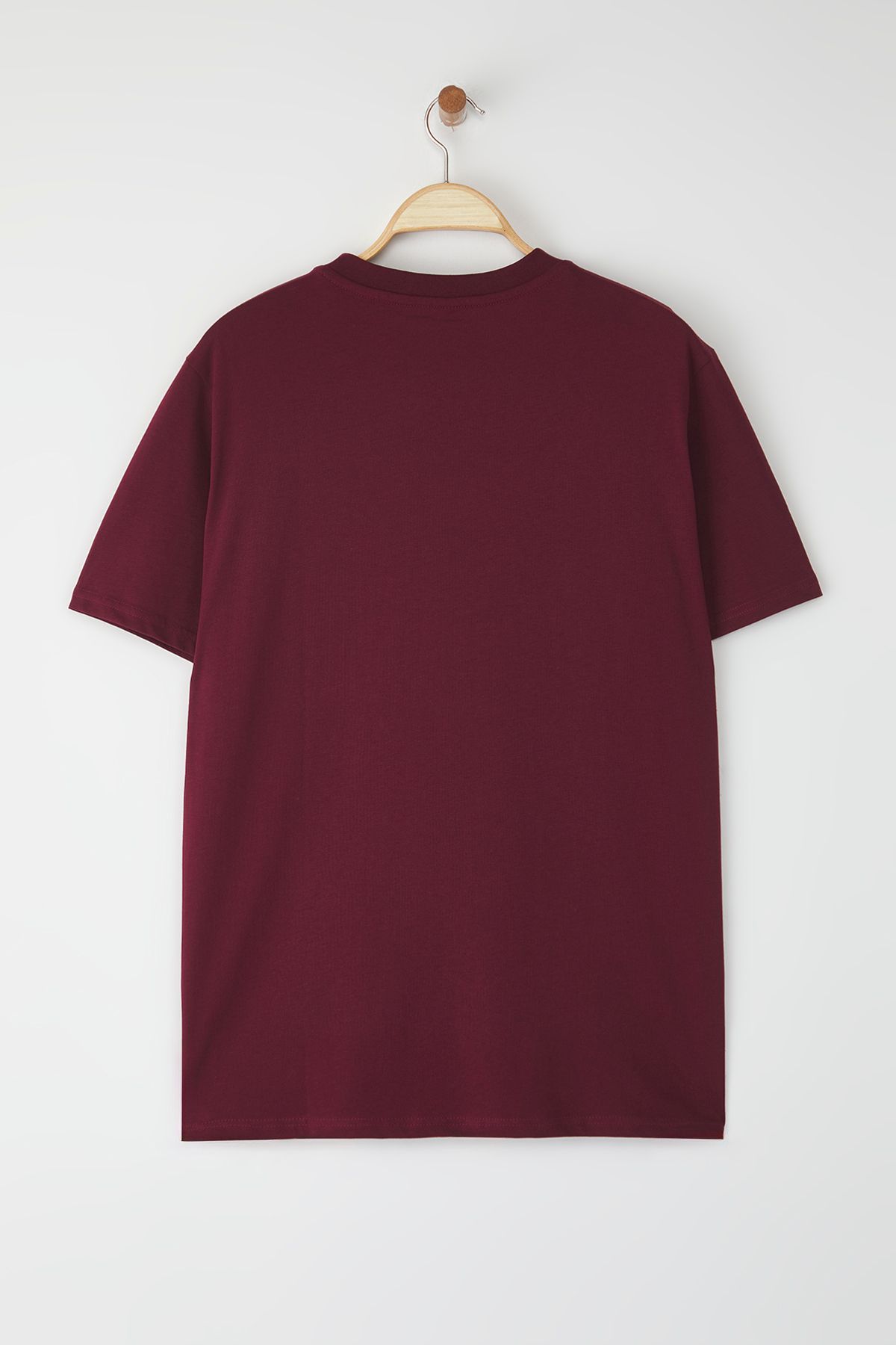Trendyol Collection-Burgunderrot Normales T-Shirt aus 100 % Baumwolle mit Stickerei TMNSS24TS00056 4