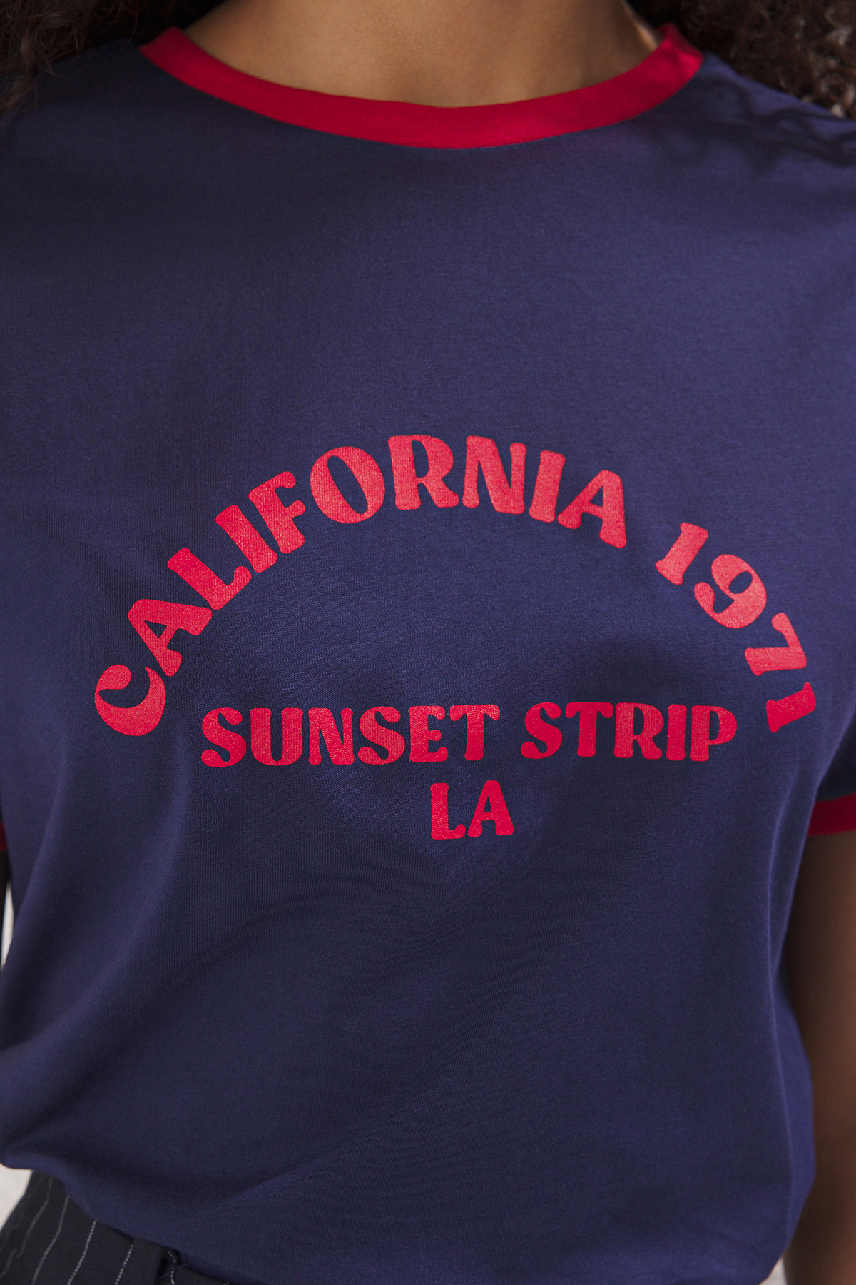 Trendyolmilla  Lacivert %100 Pamuk Kontrast Biyeli Slogan Baskılı Regular/Normal Kalıp Örme T-Shirt TWOSS24TS00105 - Görsel 3