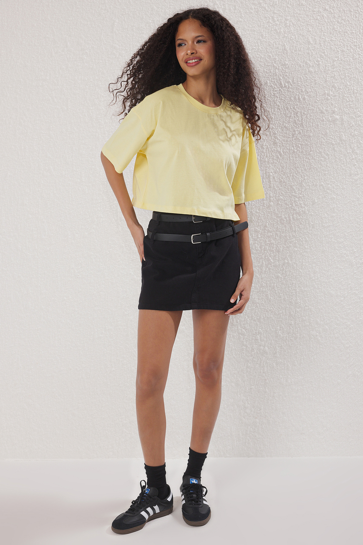 Trendyolmilla  Sarı Relaxed/Rahat Kalıp %100 Kalın Pamuklu Crop Örme T-Shirt TWOSS23TS00038 - Görsel 2