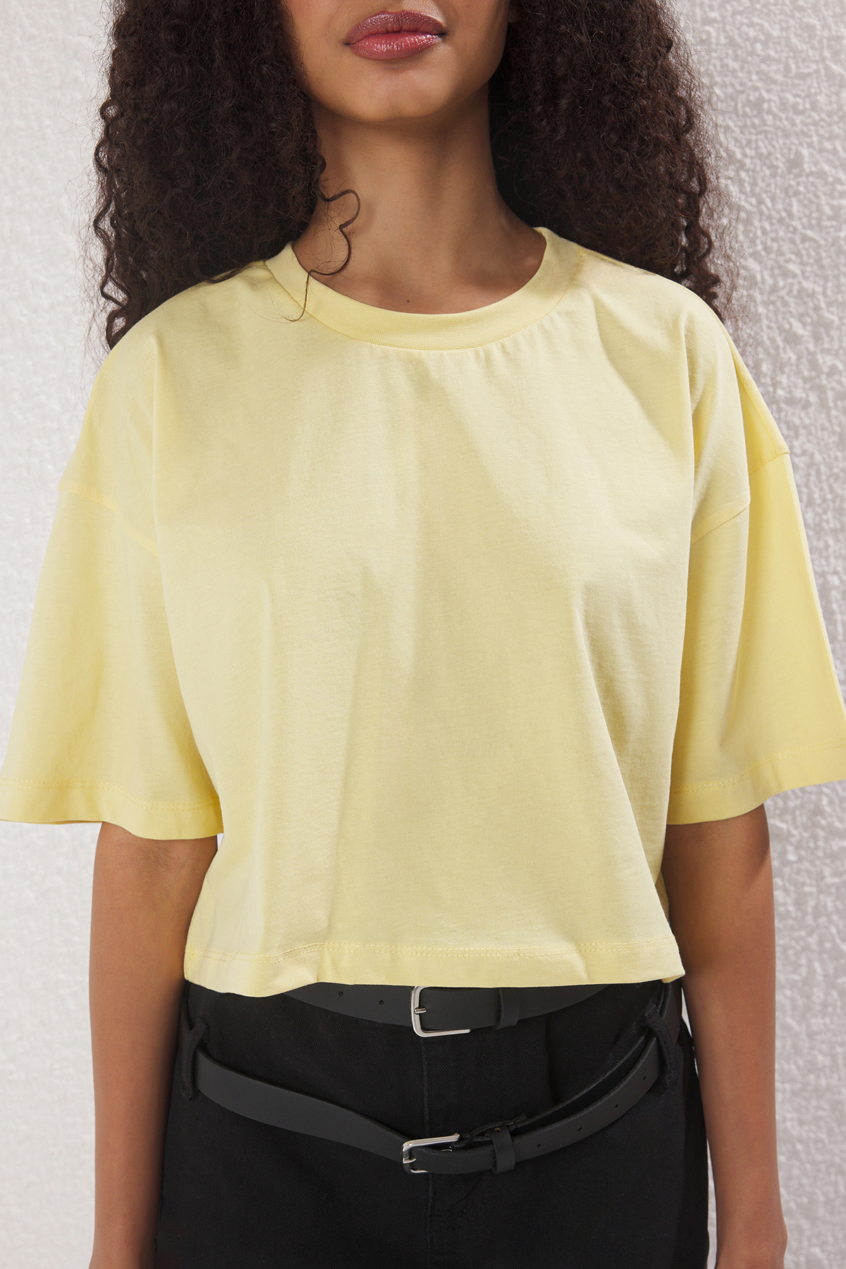 Trendyolmilla  Sarı Relaxed/Rahat Kalıp %100 Kalın Pamuklu Crop Örme T-Shirt TWOSS23TS00038 - Görsel 3