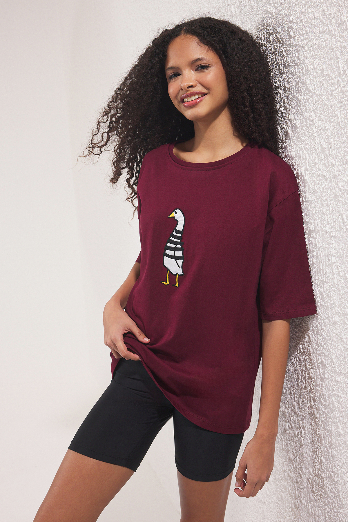 Trendyolmilla  Bordo %100 Pamuk Ördek Nakışlı Rahat/Relaxed Kesim Bisiklet Yaka Örme T-Shirt TWOSS25TS00201