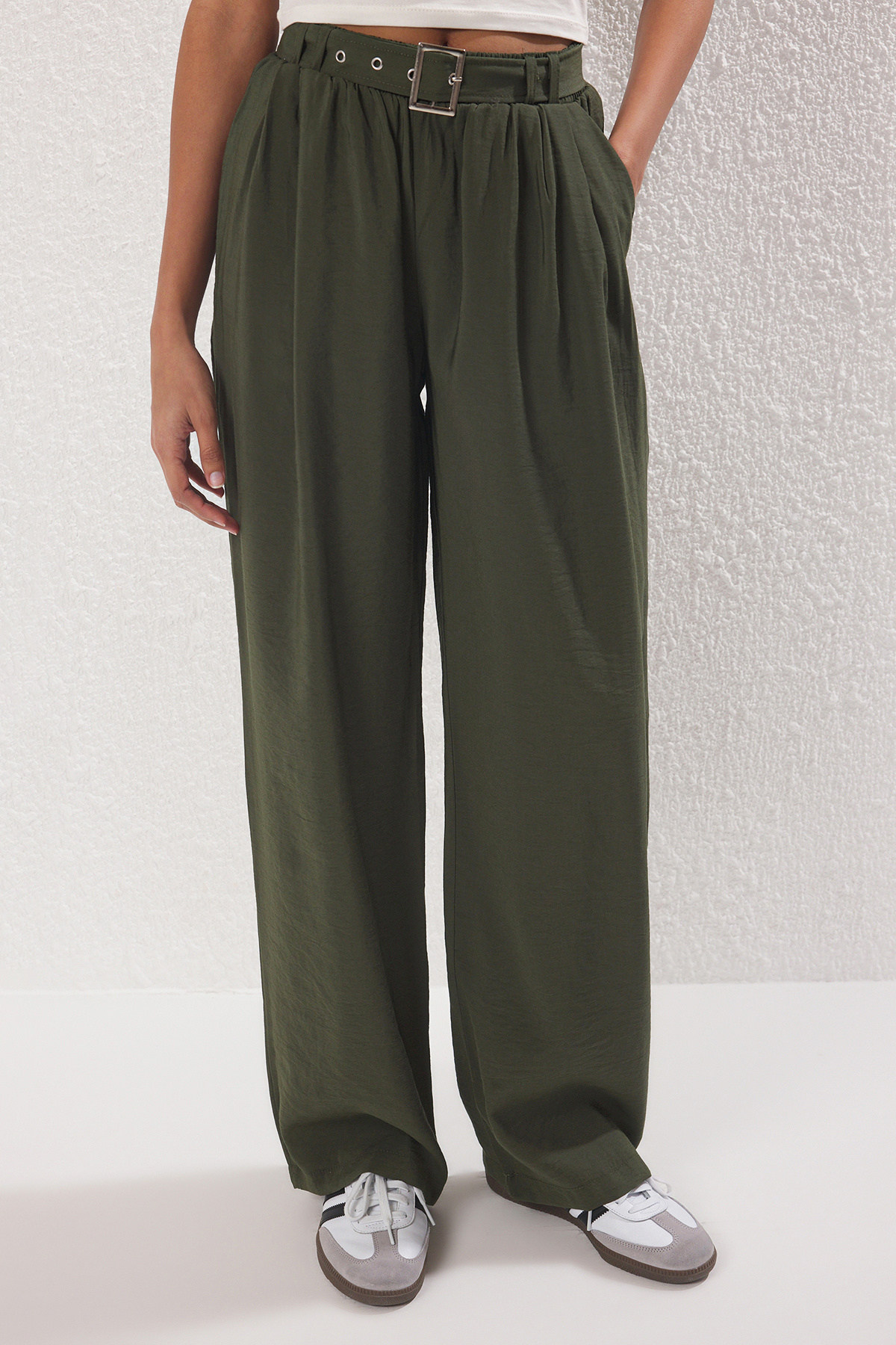 Trendyolmilla  Haki Modal Yumuşak Tuşeli Kemerli Wide Leg/Geniş Paça Pantolon TWOSS25PL00112 - Görsel 3