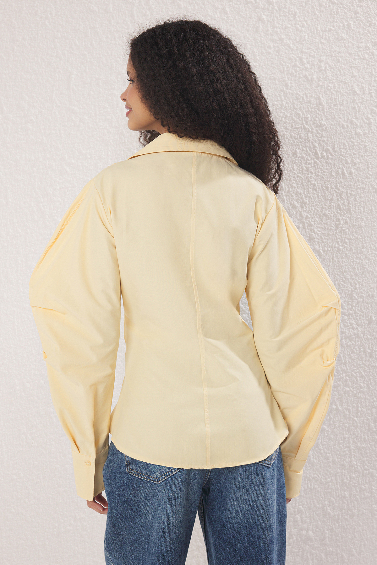 Trendyolmilla  Açık Sarı Balon Kol Detaylı Bele Oturan Asimetrik Fitted Gömlek TWOSS25GO00155 - Görsel 5