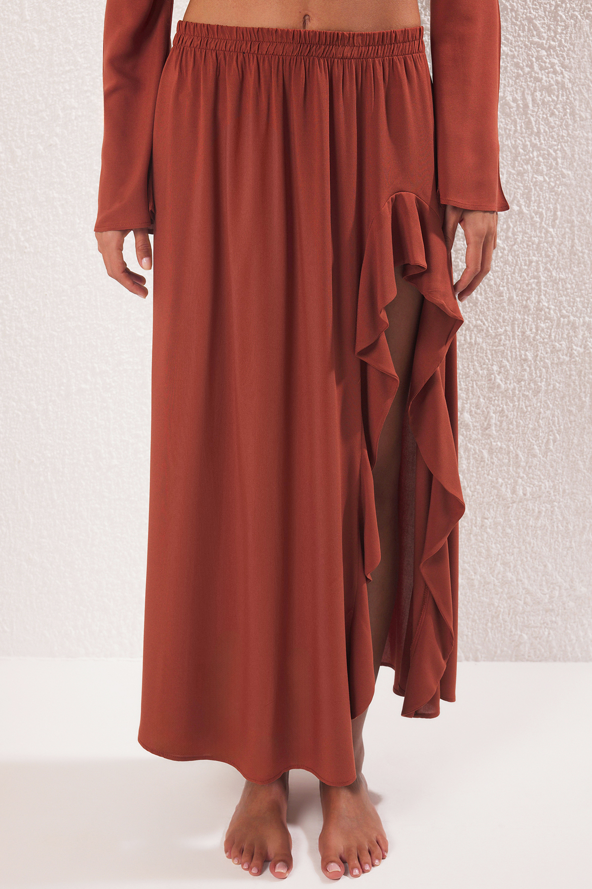 Trendyolmilla  Kahverengi Dokuma Yırtmaçlı Plaj Bluz-Etek Takım TBESS25AU00090 - Görsel 3