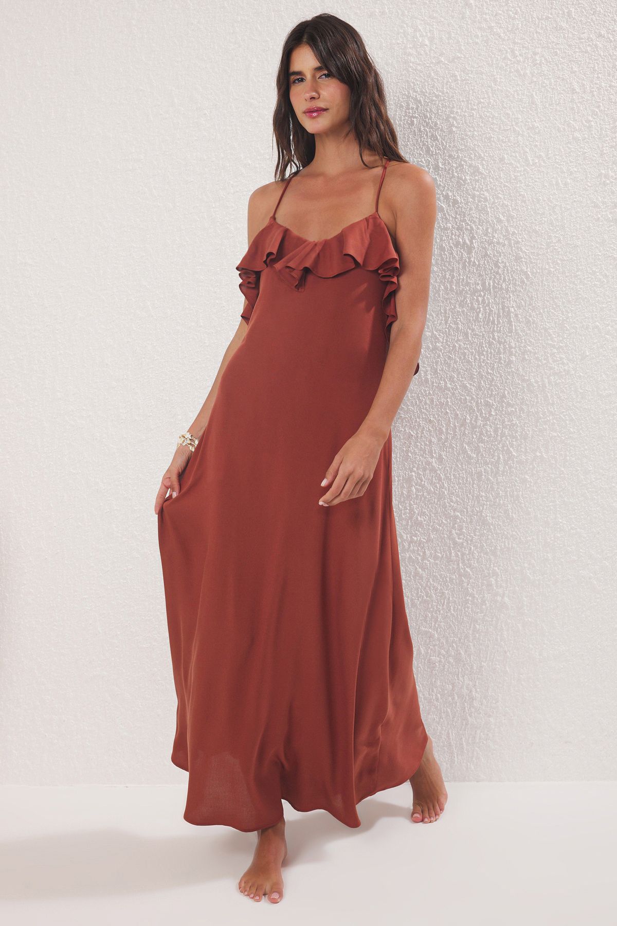 Trendyol Collection Dunkelbraunes, gewebtes Maxi-Strandkleid mit offenem Rücken TBESS19WY0004