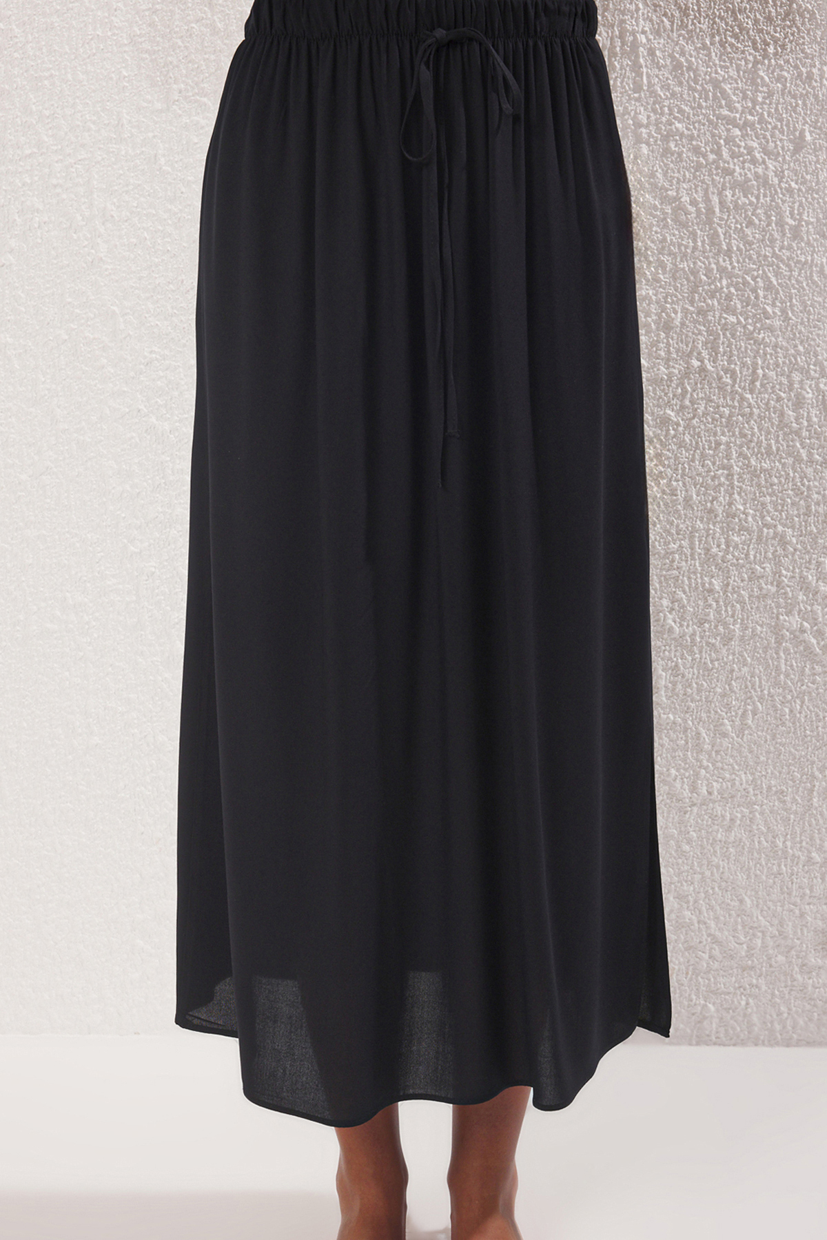 Trendyolmilla  Plaj Giyim Siyah Dokuma Midi Yüksek Bel Bluz-Etek Takım TBESS25AU00080 - Görsel 3