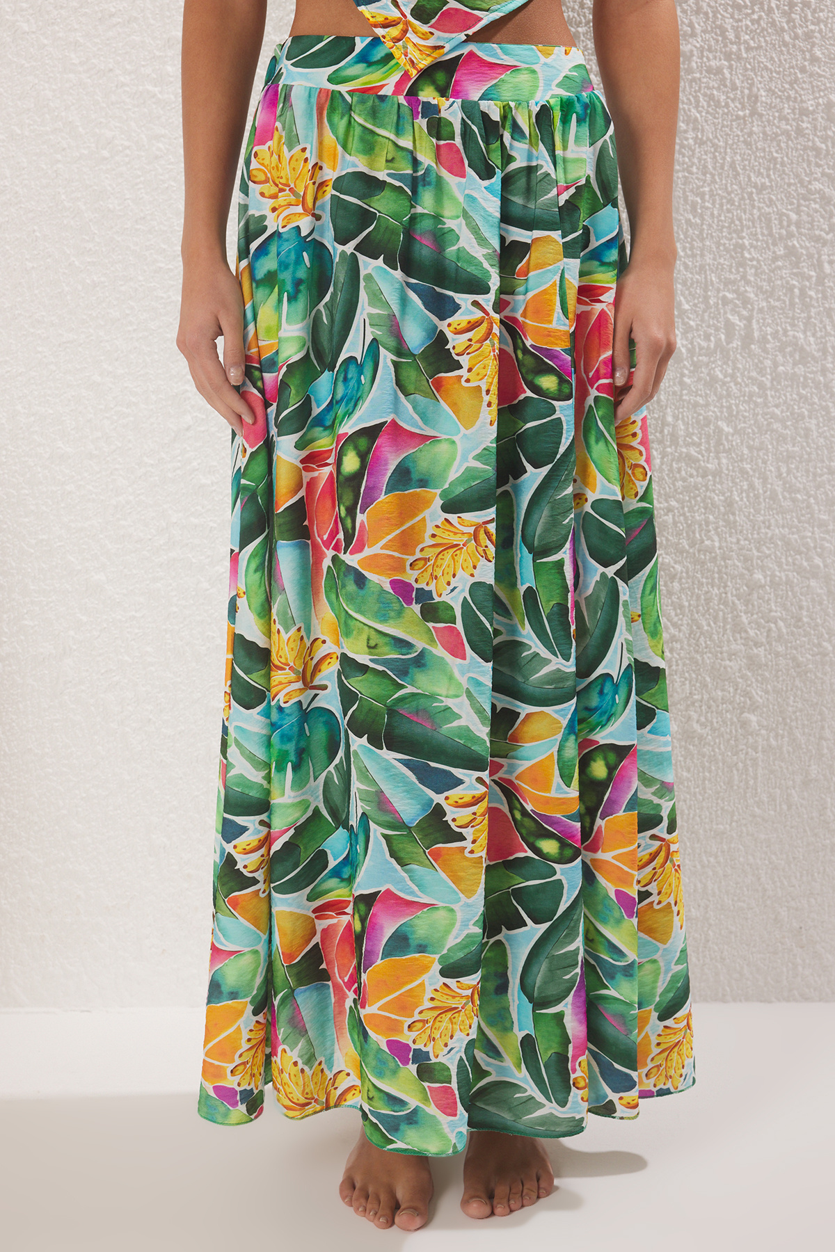 Trendyolmilla  Tropikal Desenli Dokuma Yırtmaçlı Plaj Bluz-Etek Takım TBESS25AU00093 - Görsel 3