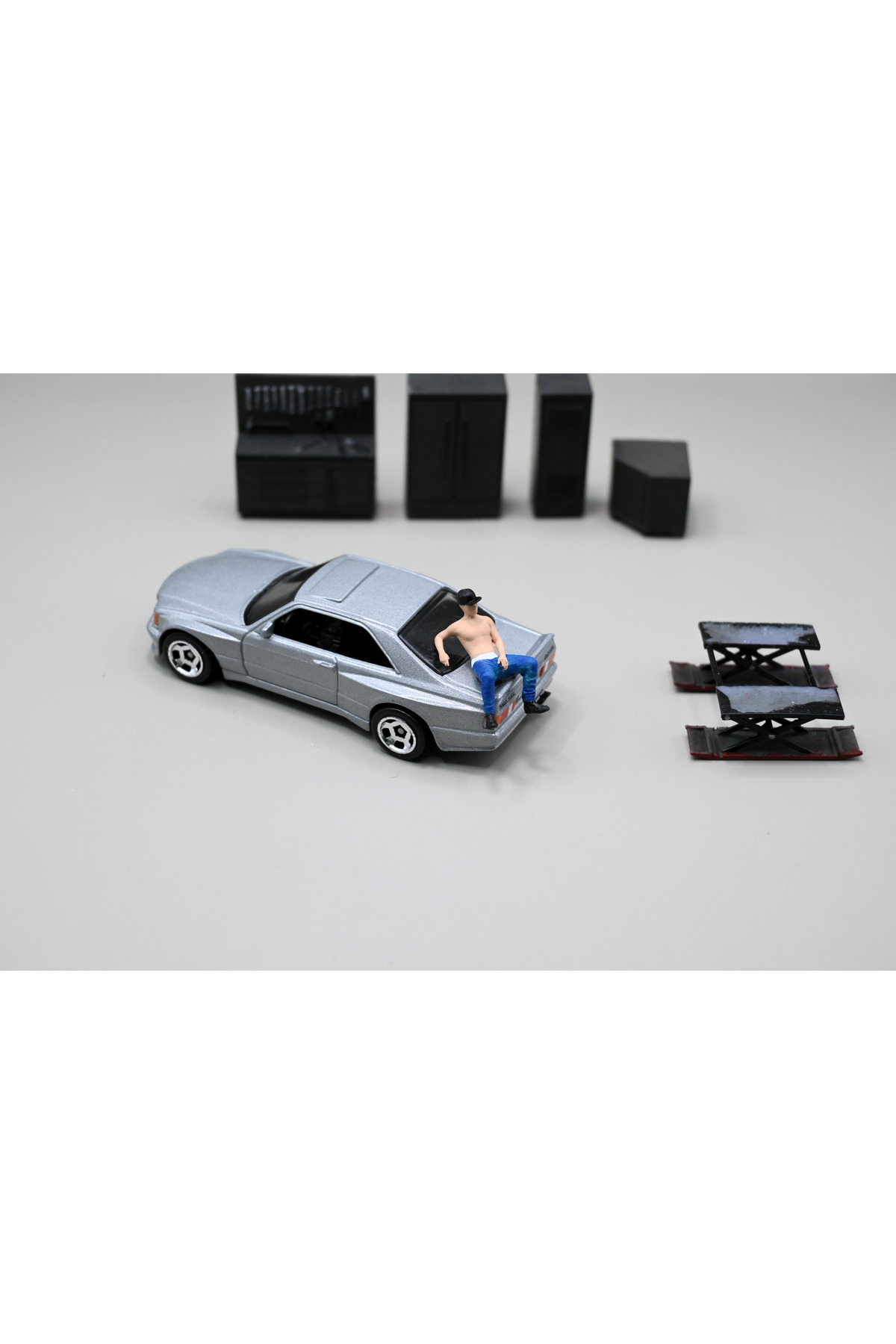 Kaya3D 1:64 Oturan Erkek Figür, Hot Wheels Uyumlu, Diorama, Model
