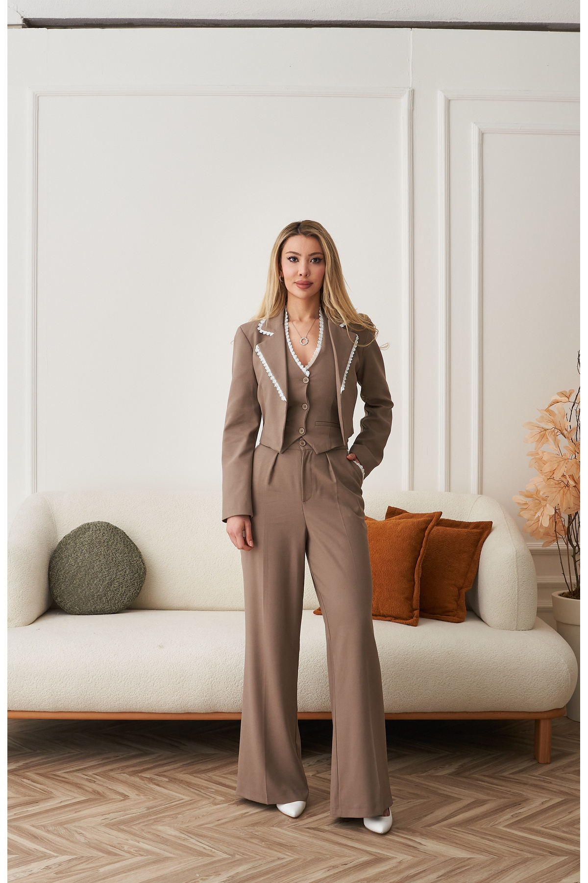 Rabia Çelik Kadın Kahverengi Dantel Detaylı Yüksek Bel Pantolon Yelek Blazer Ceket 3Lü Takım Elbise