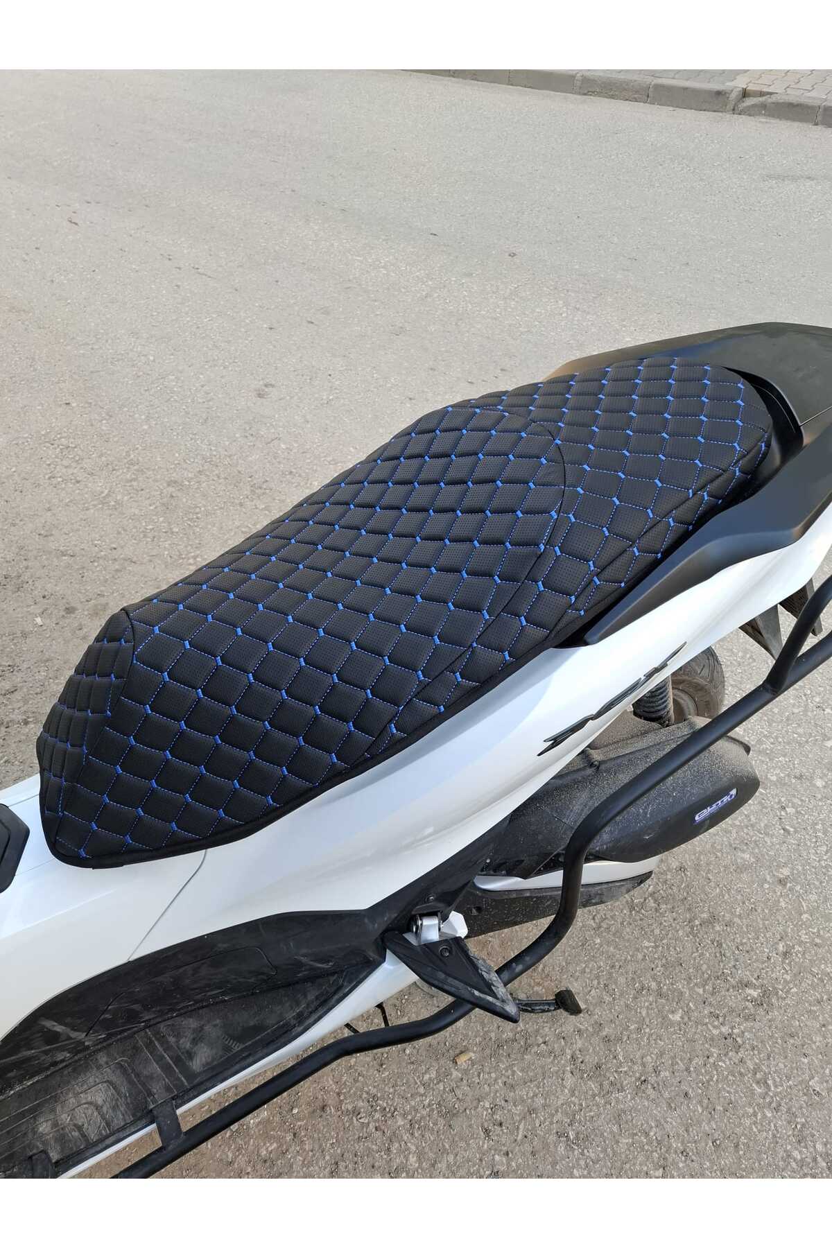 AYAZGRUP Honda PCX Koltuk Koruyucu Kılıf Kapitone Desenli Çift Katmanlı Ortopedik (ULTRA LÜKS MAVİ DİKİŞLİ) fotoğrafı 4 (önizleme)