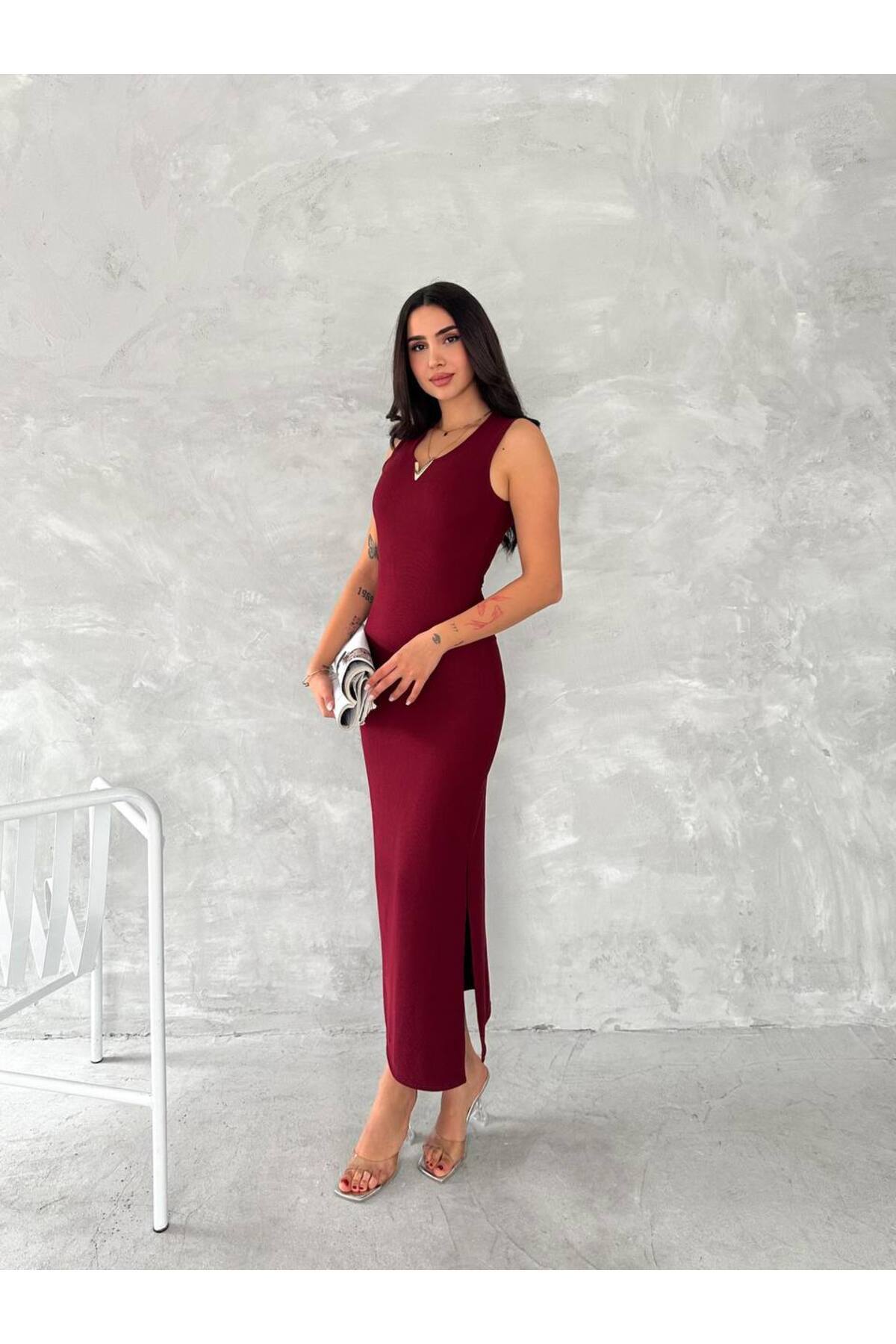 BYKUZEYARAS-Burgundy Simple and Elegance Meet V Accessory Single Slit Dress 2