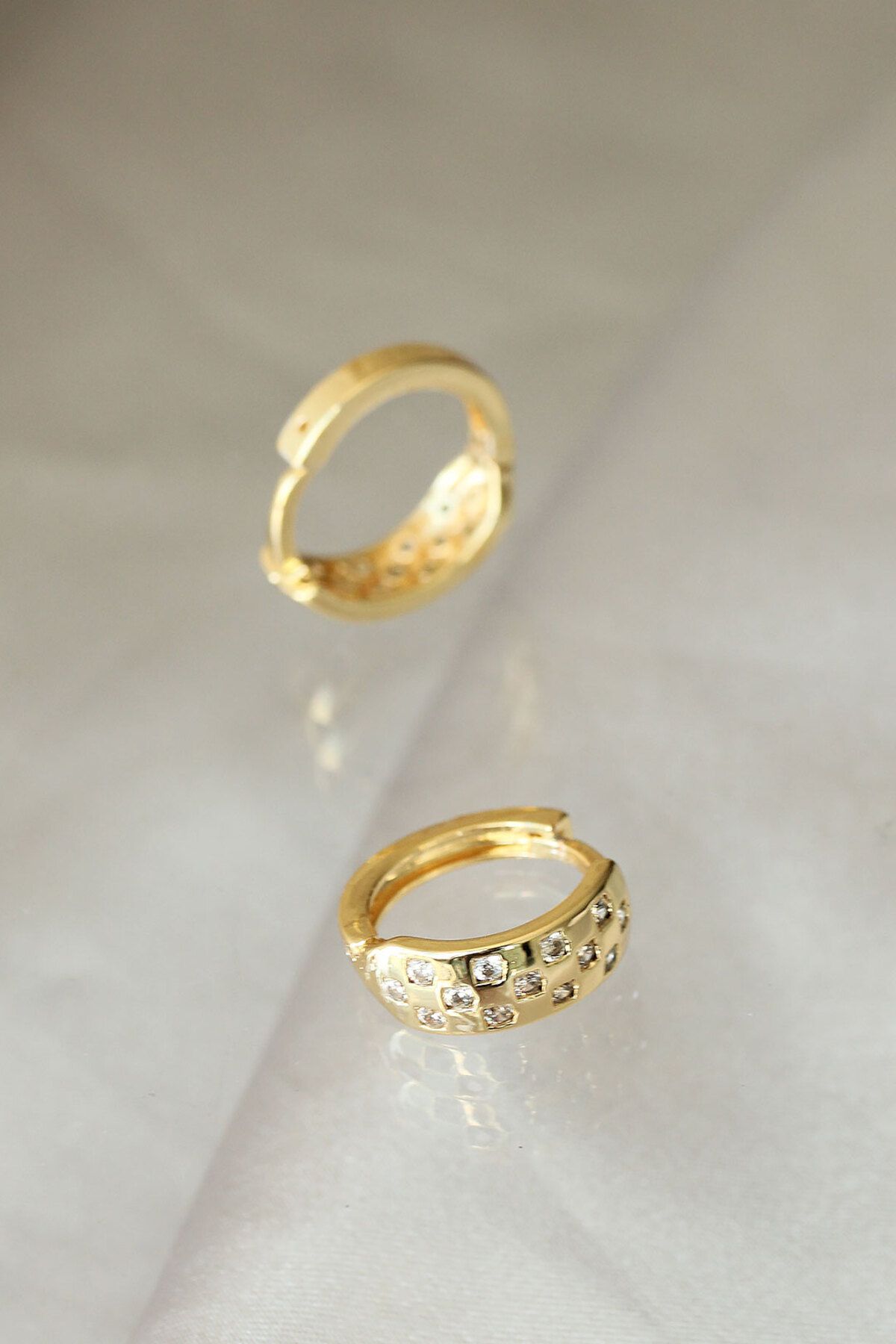 FUDER Gold Renk Metal Zirkon Taşlı Minimal Halka Küpe