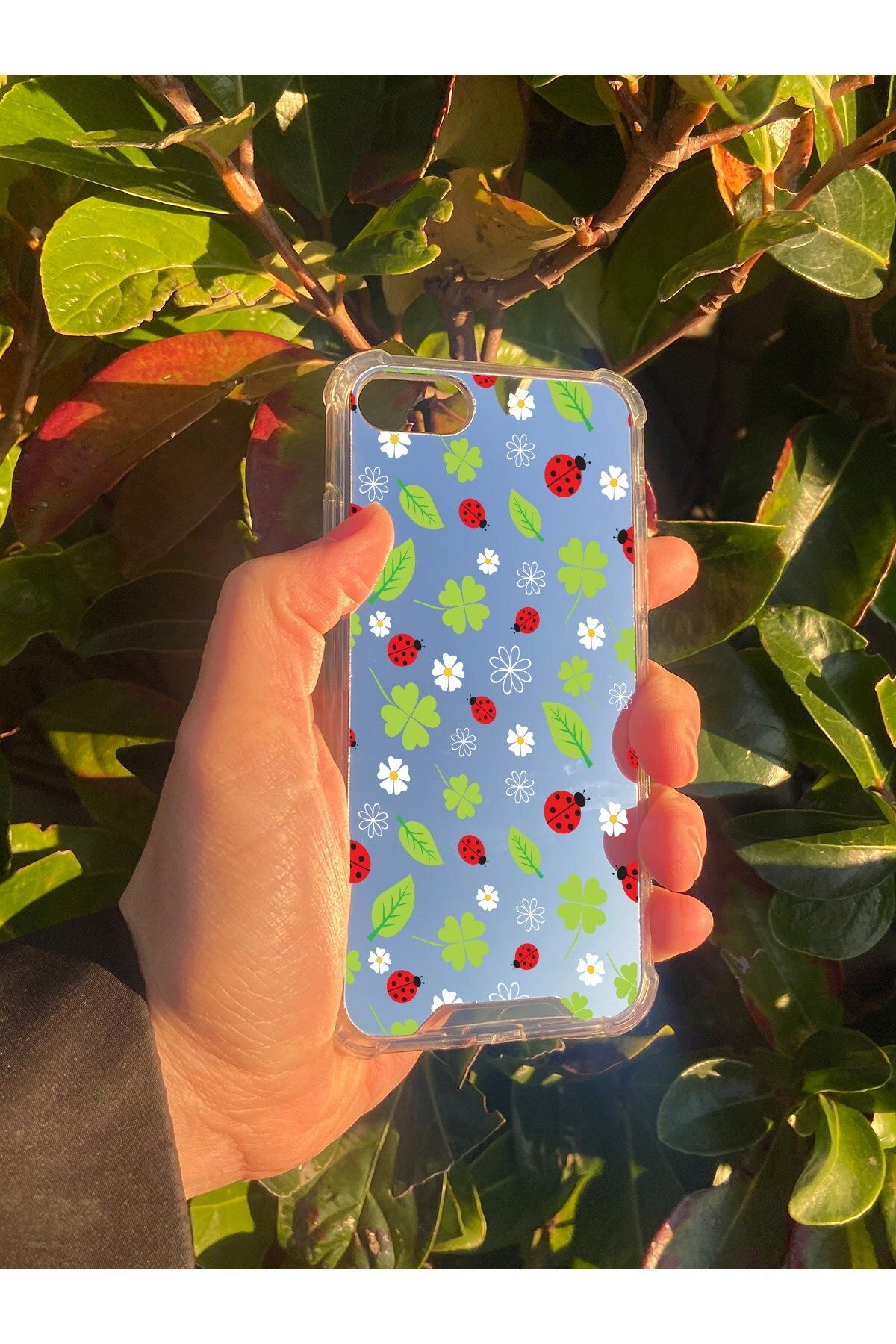 blueb İphone SE 2022 Uyumlu Aynalı Uğurböceği Desenli Darbe Kamera Korumalı Silikon Telefon Kılıfı