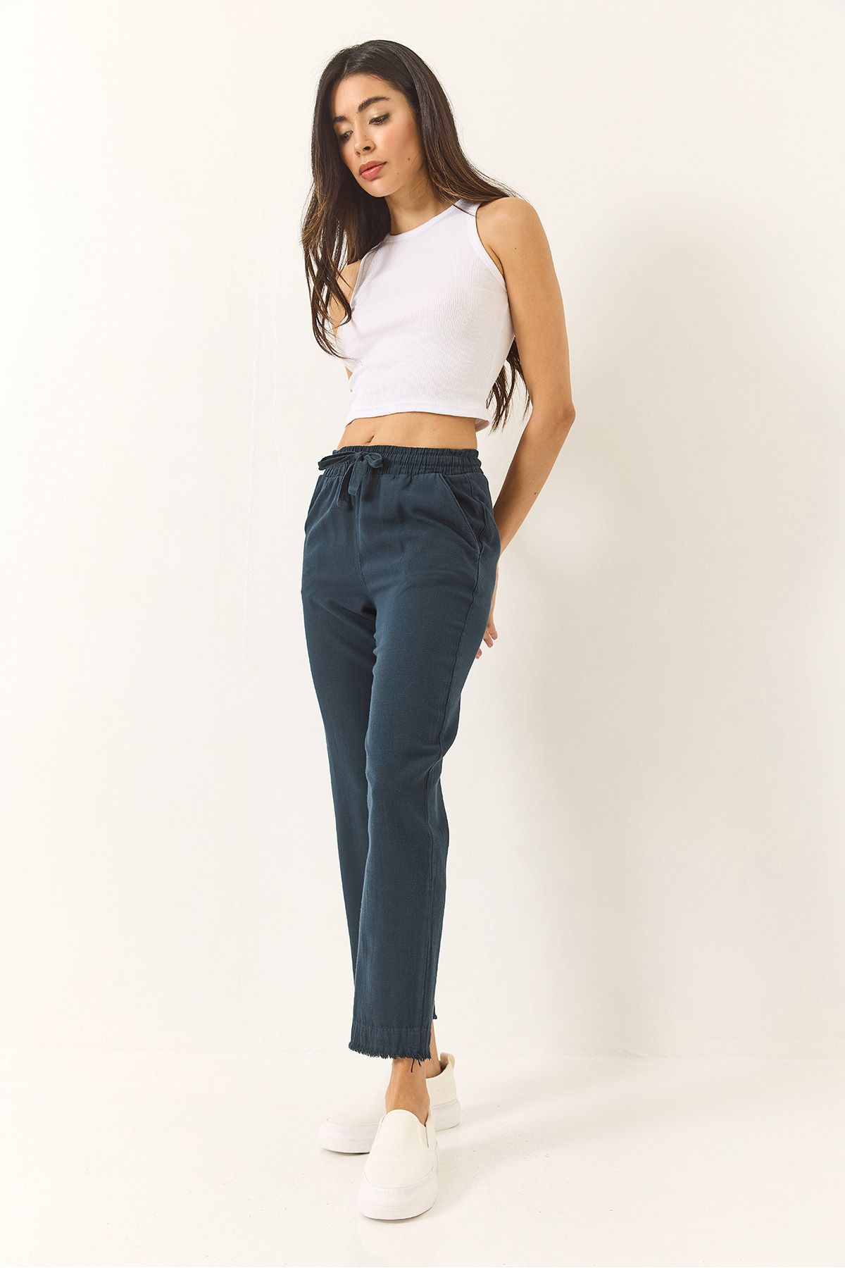 Bianco Lucci-Women's Tie Waist Leg Detailed Pocket Linen Carrot Pants Yp5134 60283180 4