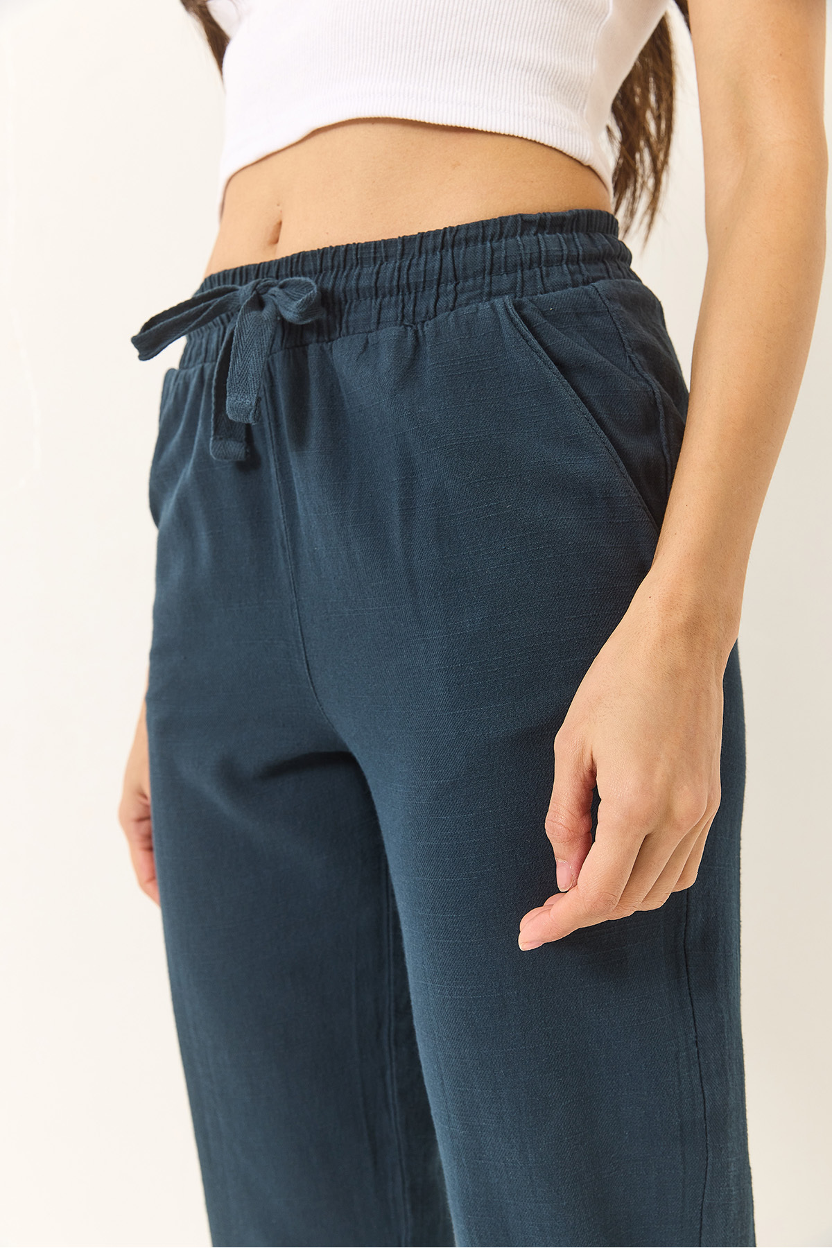 Bianco Lucci-Women's Tie Waist Leg Detailed Pocket Linen Carrot Pants Yp5134 60283180 6