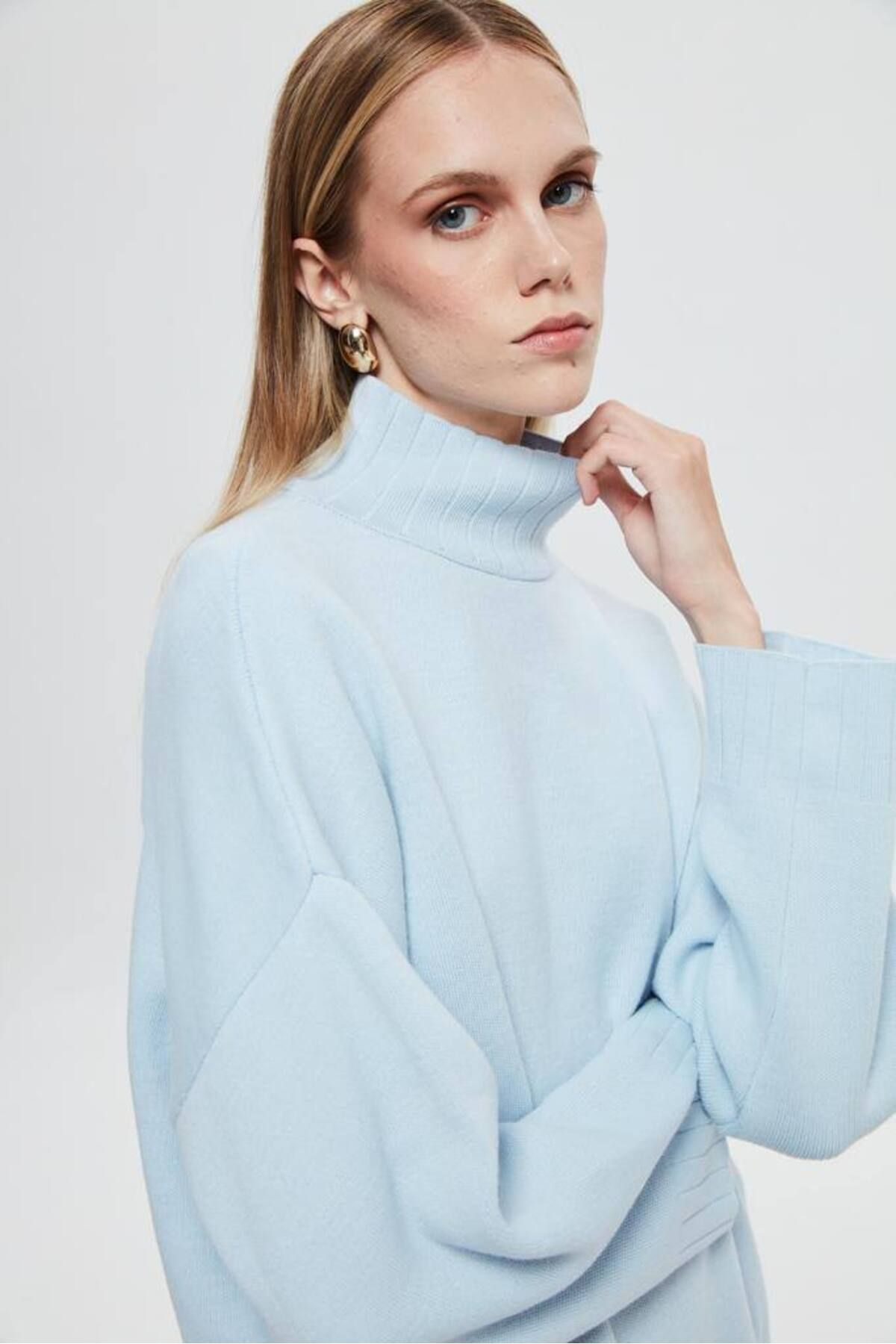 Vorondolo Knitwear-Blue Oversize Turtleneck Women's Sweater 4