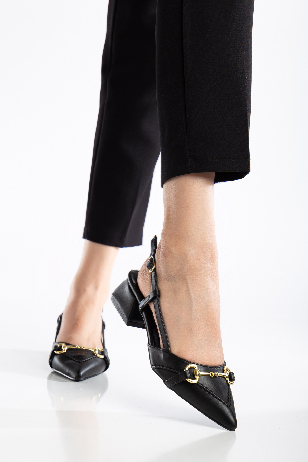 AYENDE MODA  Kadın Siyah Saraçlı Tokalı Sivri Burun Topuklu Ayakkabı - Görsel 4