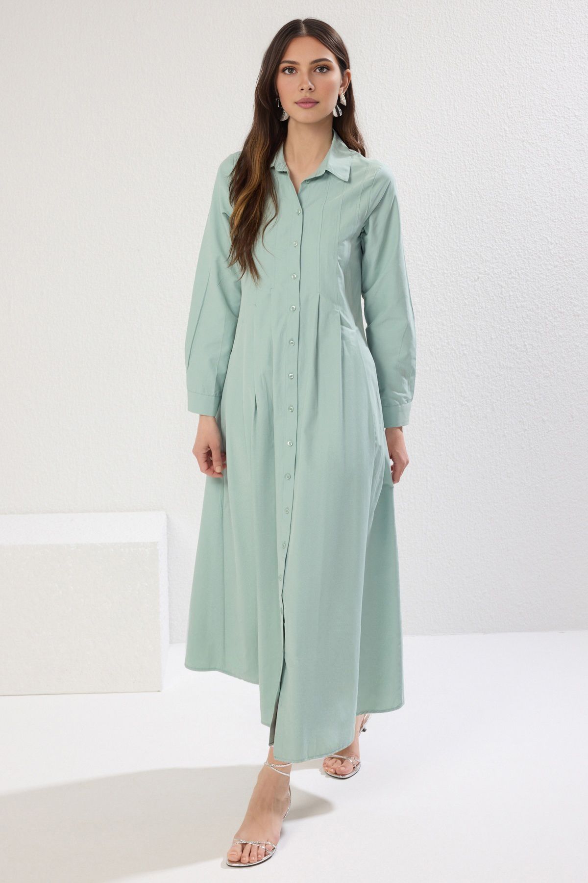 Trendyol Modest-Khakifarbenes, plissiertes, detailliertes, gewebtes Hemdkleid aus Baumwolle TCTSS25EB00060 1