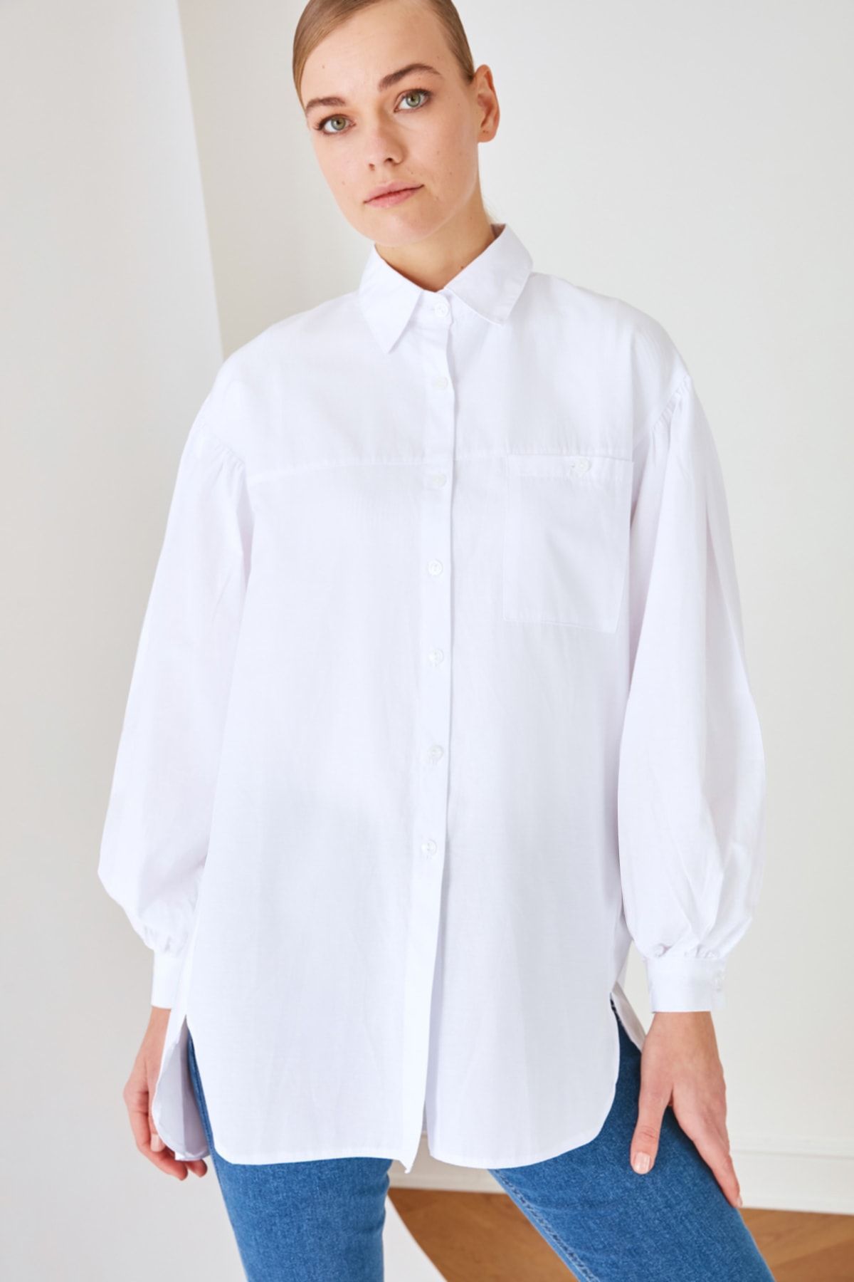 Trendyol Modest Weißes, gewebtes Basic-Hemd mit Ballonärmeln und langer Gesäßtasche TCTSS21GO0976