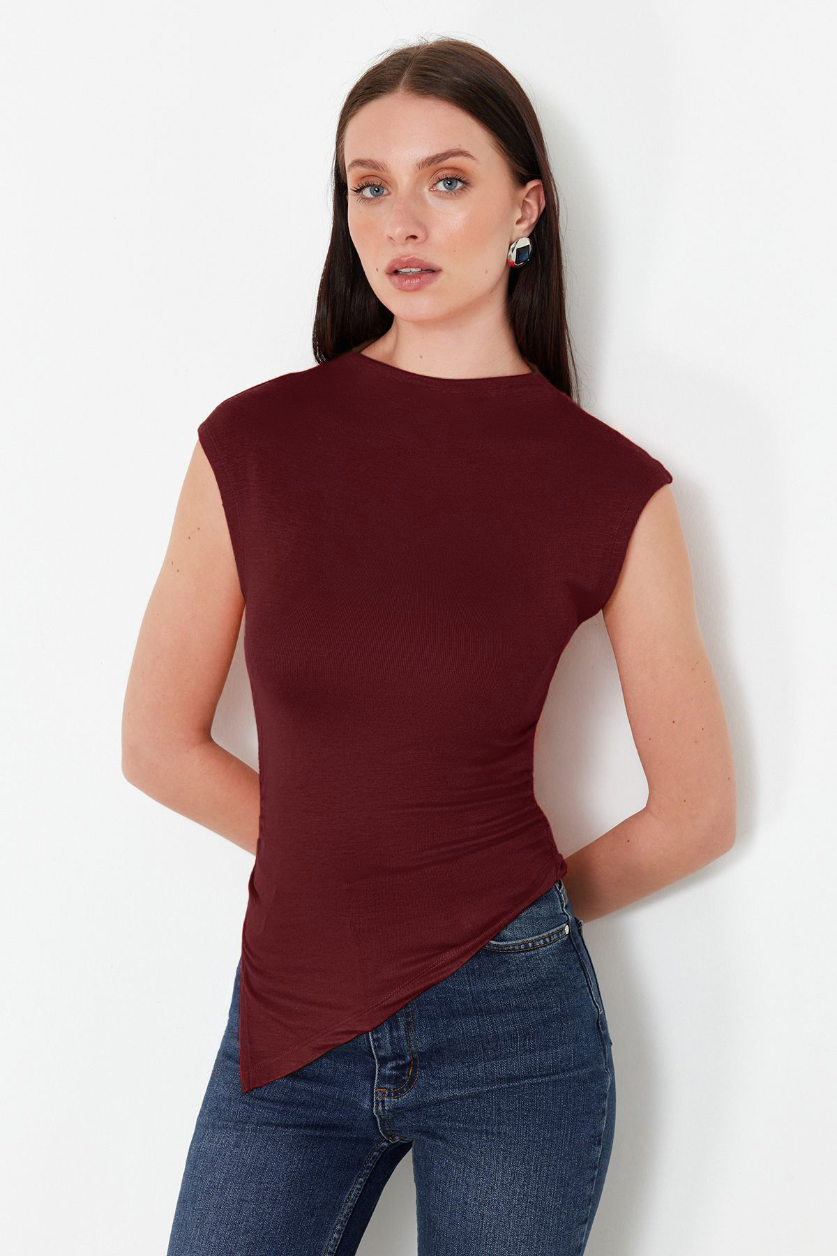Trendyolmilla  Bordo Dik Yaka Büzgü/Drape Detaylı Fitted/Vücuda Oturan Asimetrik Örme Bluz TWOSS24BZ00534