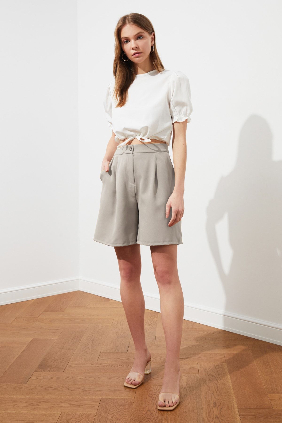Trendyol Collection-Tmavě béžové tkané šortky Regular Fit s kapsami TWOSS19WX0108 4