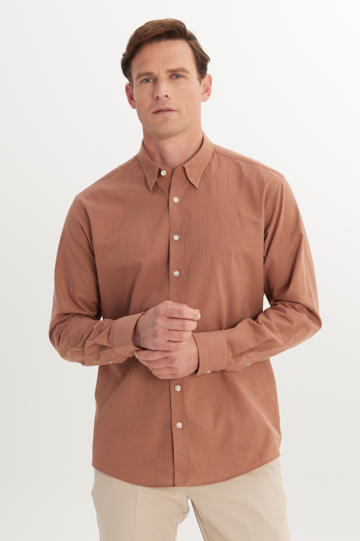 AC&Co / Altınyıldız Classics  Erkek Kahverengi Comfort Fit Rahat Kesim Gizli Düğme Yaka %100 Pamuk Flamlı Gömlek - Görsel 3