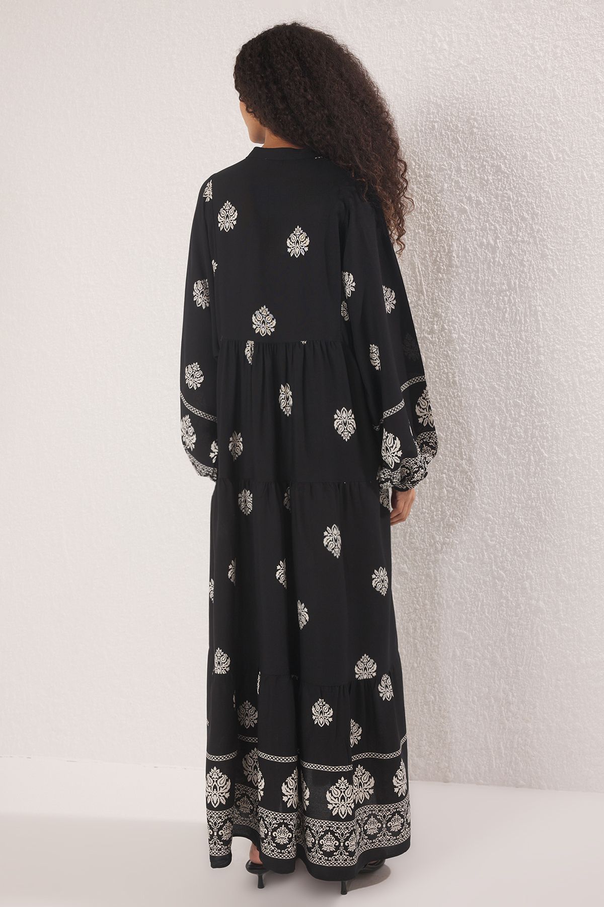 Trendyol Modest-Schwarz gemustertes Viskose-Webkleid TCTSS24EB00221 4