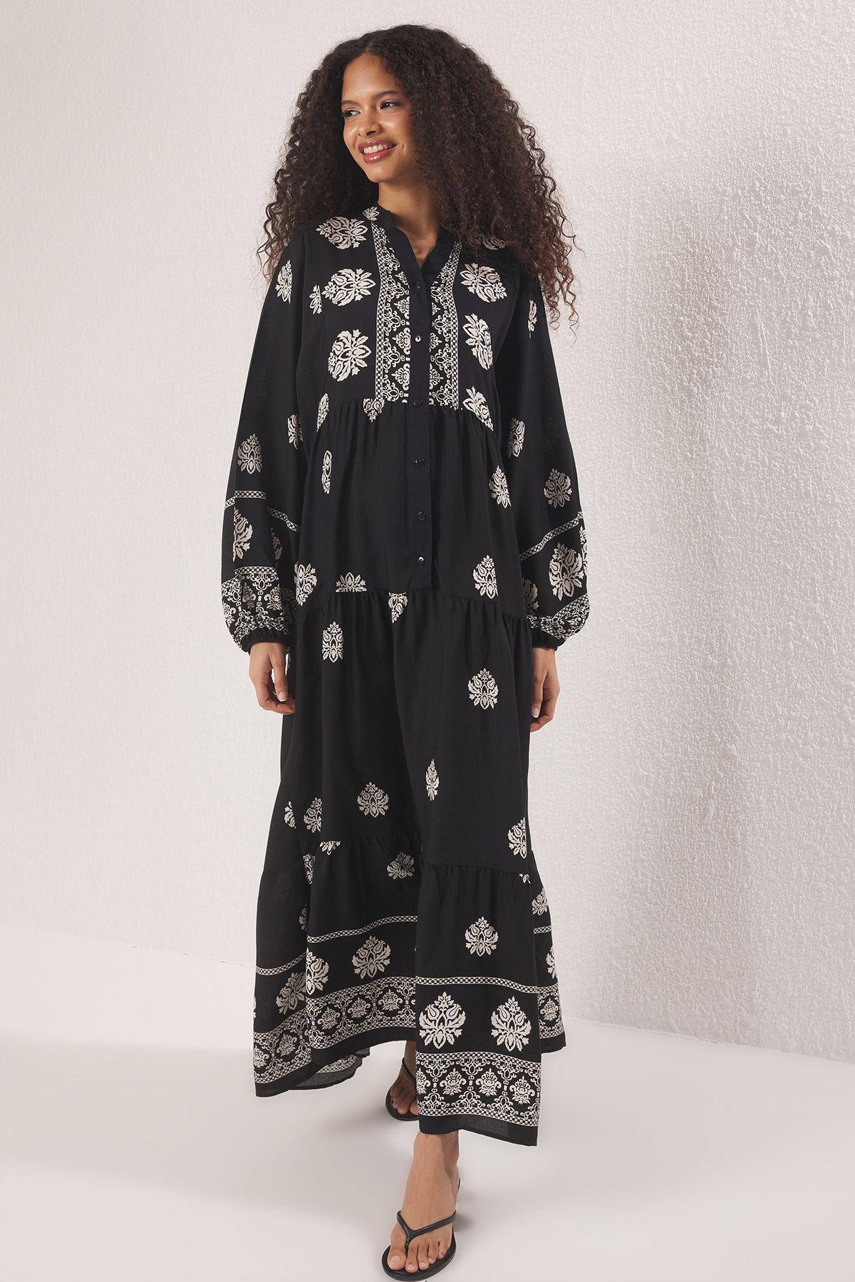Trendyol Modest Schwarz gemustertes Viskose-Webkleid TCTSS24EB00221