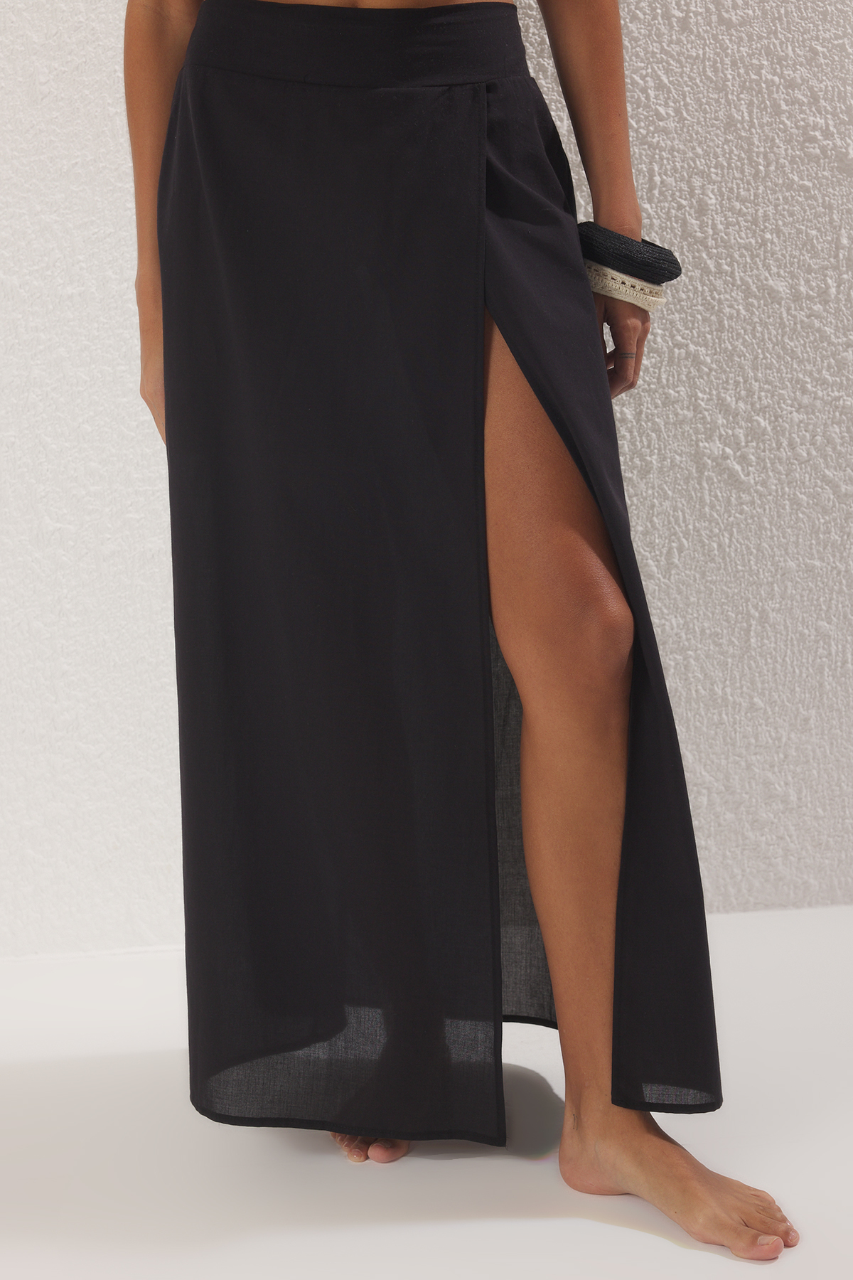 Trendyolmilla  Siyah Dokuma Yırtmaçlı Plaj Bluz-Etek Takım TBESS25AU00091 - Görsel 3