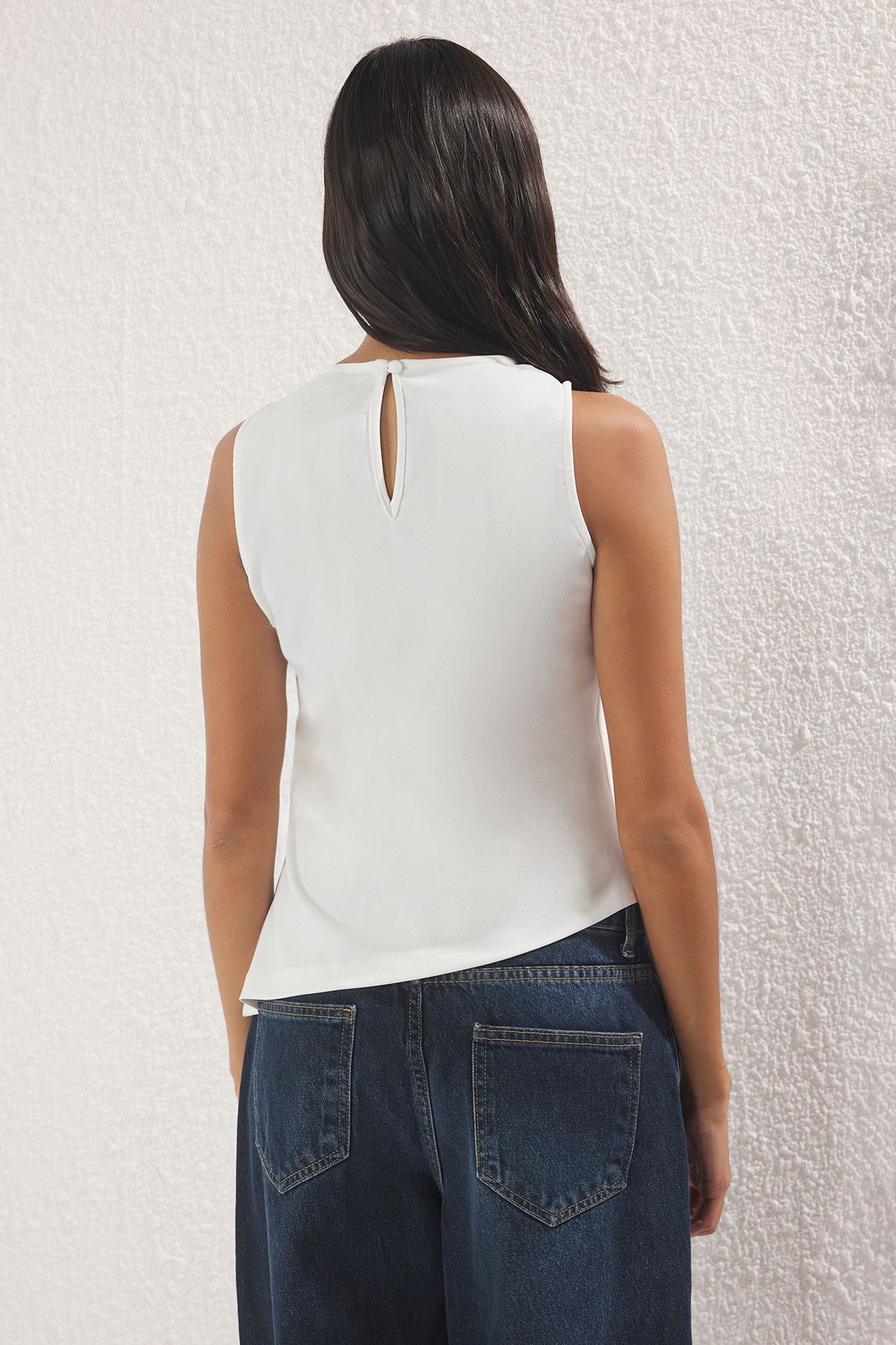 Trendyol Collection-Weiße, drapierte, asymmetrisch geschnittene, taillierte Webbluse TWOSS25BZ00546 4