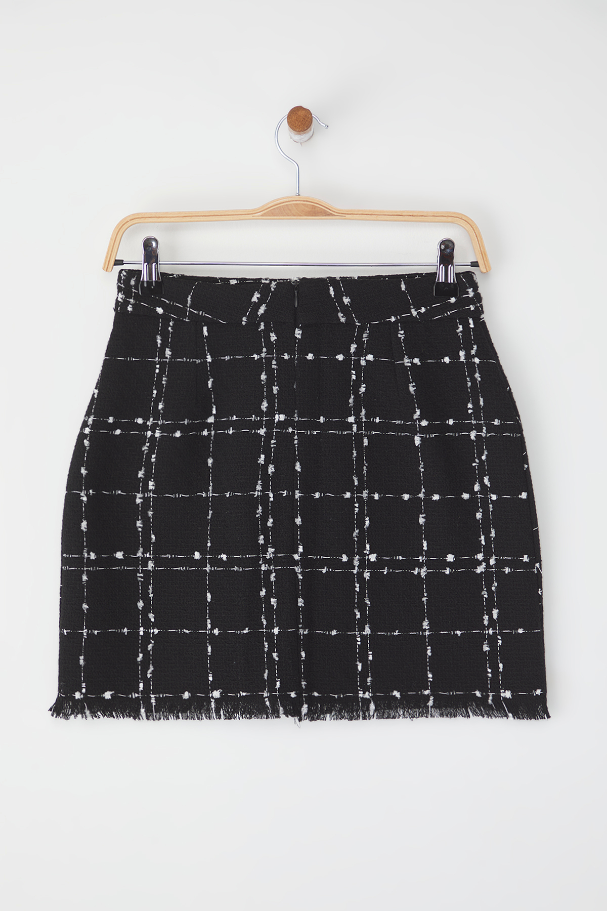 Trendyolmilla  Siyah Tüvit Kumaş Etek Ucu Püskül DEtaylı Kalem Düz Kesim Mini Boy Dokuma Etek TWOAW21ET0026 - Görsel 11