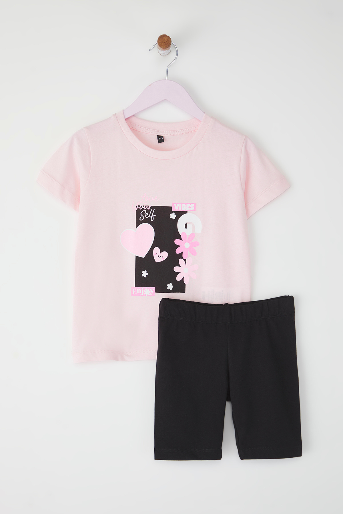 TRENDYOLKIDS-Rosa Mädchen-Set aus 100 % Baumwolle mit Slogan-Aufdruck, kurzärmelig, Mini-Strick-Unter-Oberteil-Set TKDSS25AU00145 1