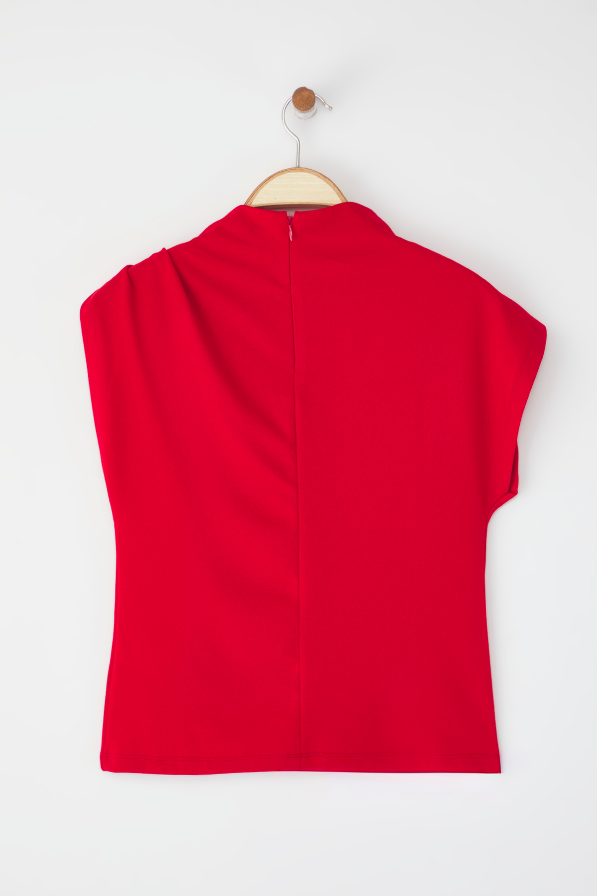 Trendyolmilla  Kırmızı Fitted/Vücuda Oturan Aksesuar Detaylı Drapeli Esnek Örme Bluz TWOSS25BZ00044 - Görsel 7