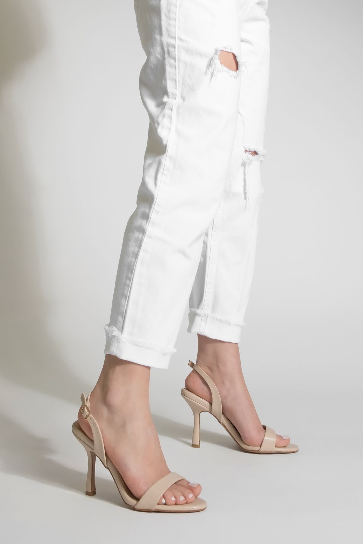 کفش پاشنه کلاسیک زنانه با نام تجاری NASET OVAL SOLANTED HEEPED SANDAL FALDİ BEJ Marjin
