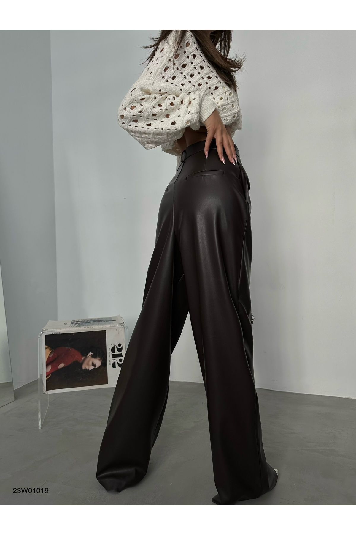 Black Fashion-بنطال جلدي بني بأرجل واسعة ومطويات 4