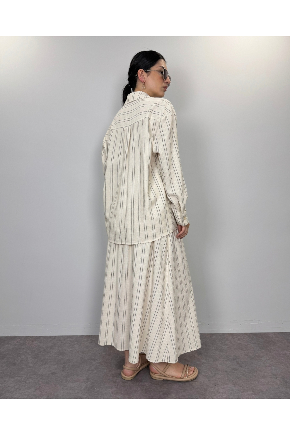 Kadın Bej Siyah Çizgili Keten Oversize Gömlek Lastikli Maxi Boy Etek Ikili Takım