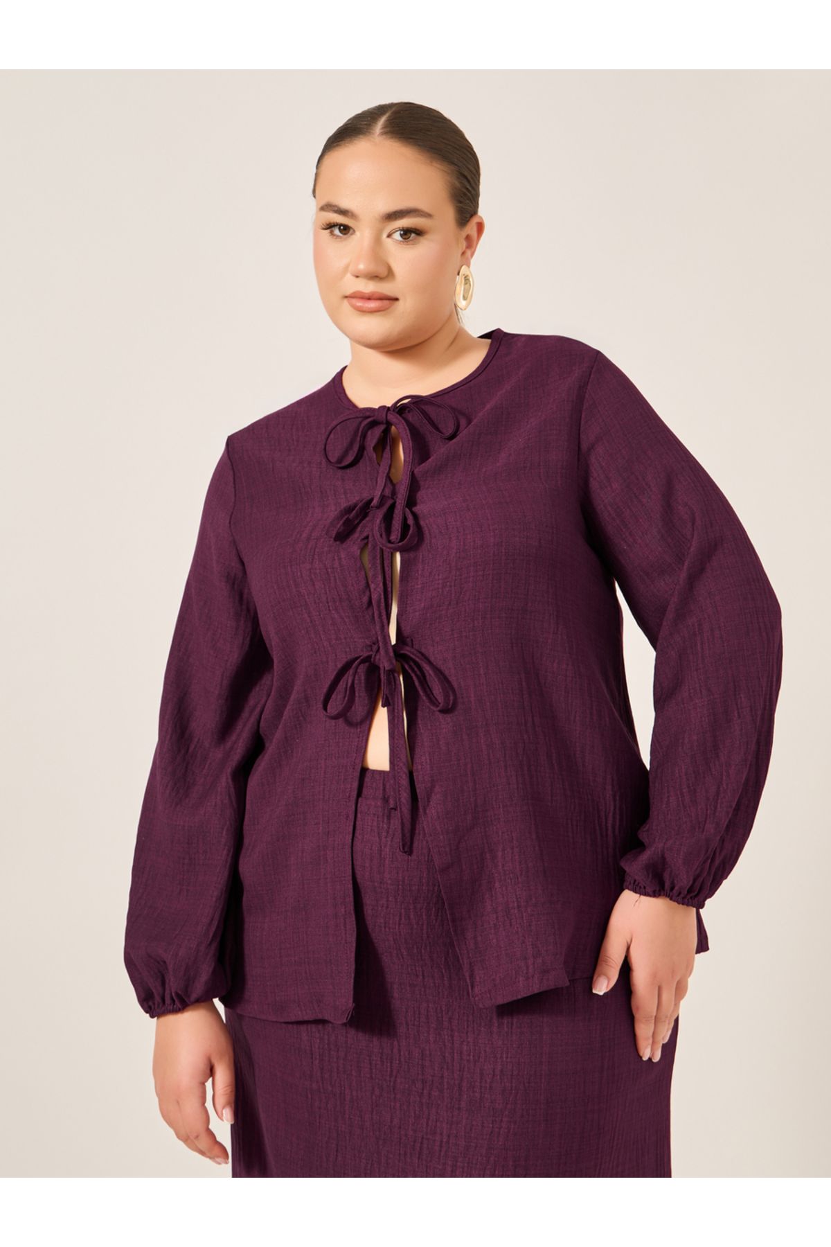 Styli-Plus Size Textured Balloon Sleeve Blouse with Tie-Up Detail 1