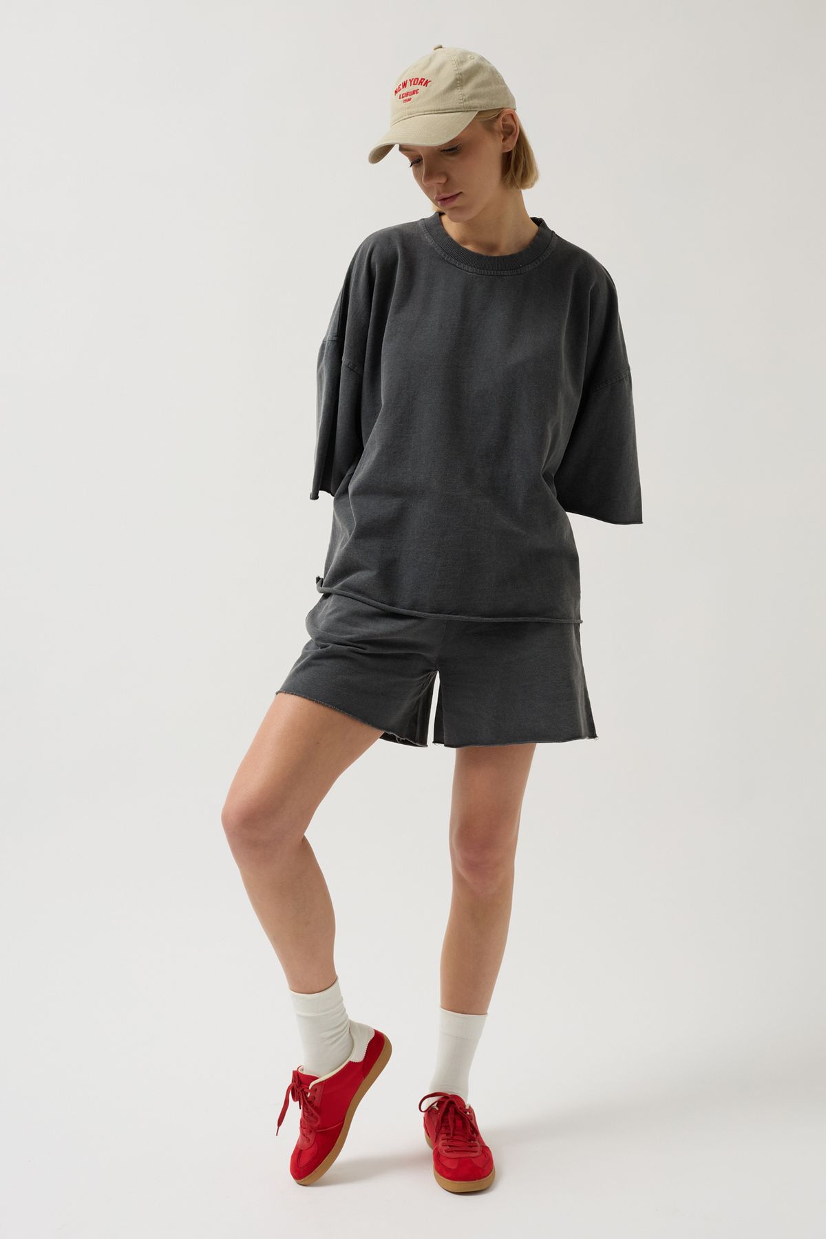 Black Fashion-Pantaloni scurți antracit cu detaliu de dantelă tăiată cu laser 3