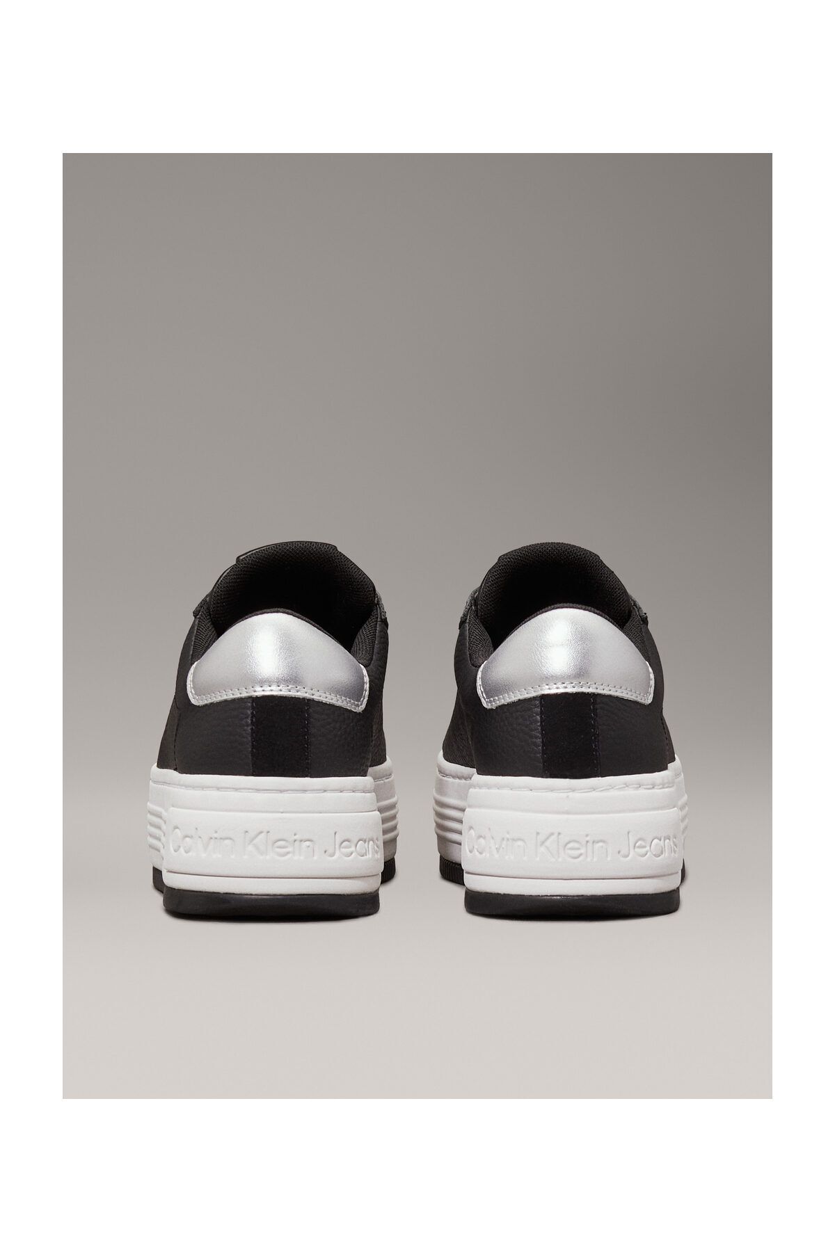 Calvin Klein-Damskie trampki na platformie z niską cholewką, skórzane, czarne Yw0Yw01632-0Gl 6