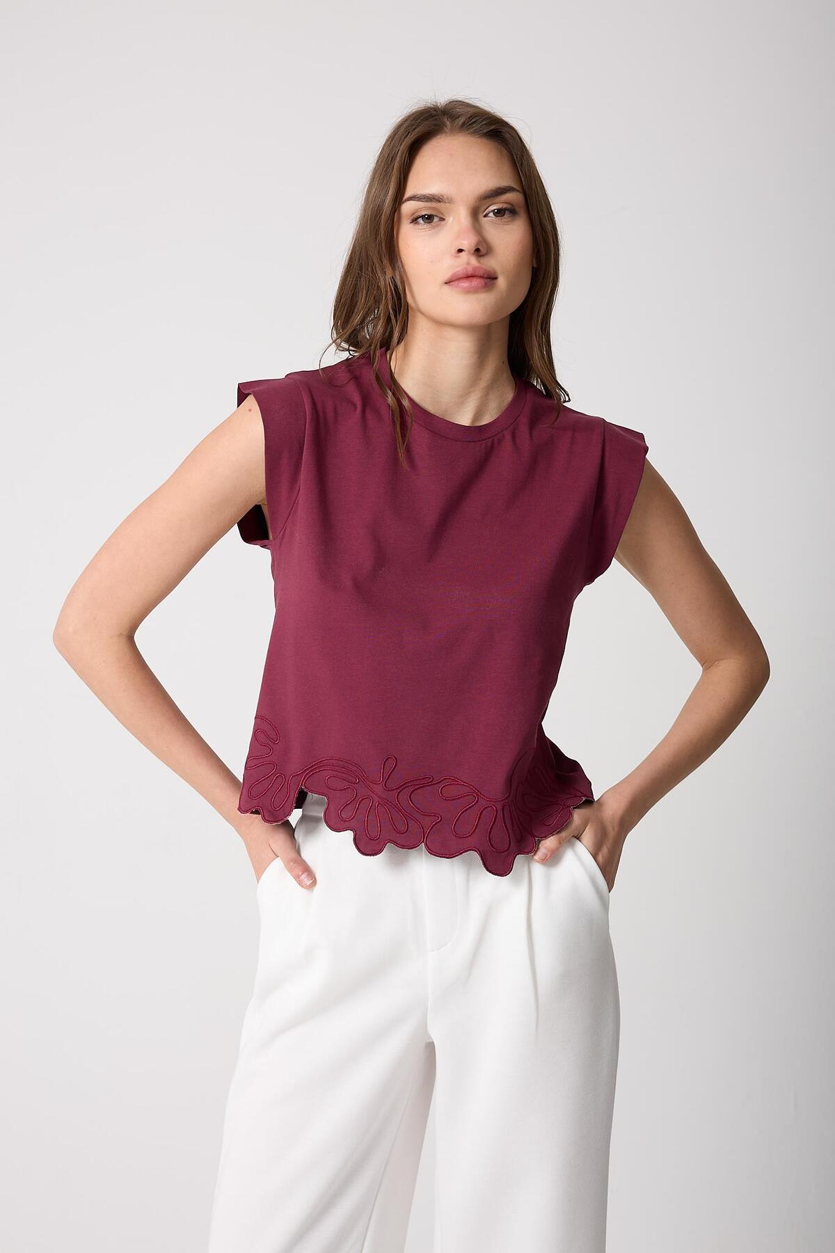 AMİDA  Kadın Bordo Vatka Görünümlü Lazer Kesim Nakış Detaylı Tasarım T-Shirt - 2518 - Görsel 2