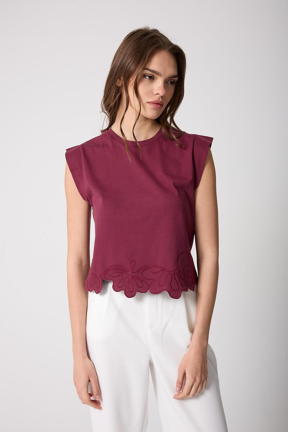 AMİDA  Kadın Bordo Vatka Görünümlü Lazer Kesim Nakış Detaylı Tasarım T-Shirt - 2518 - Görsel 6