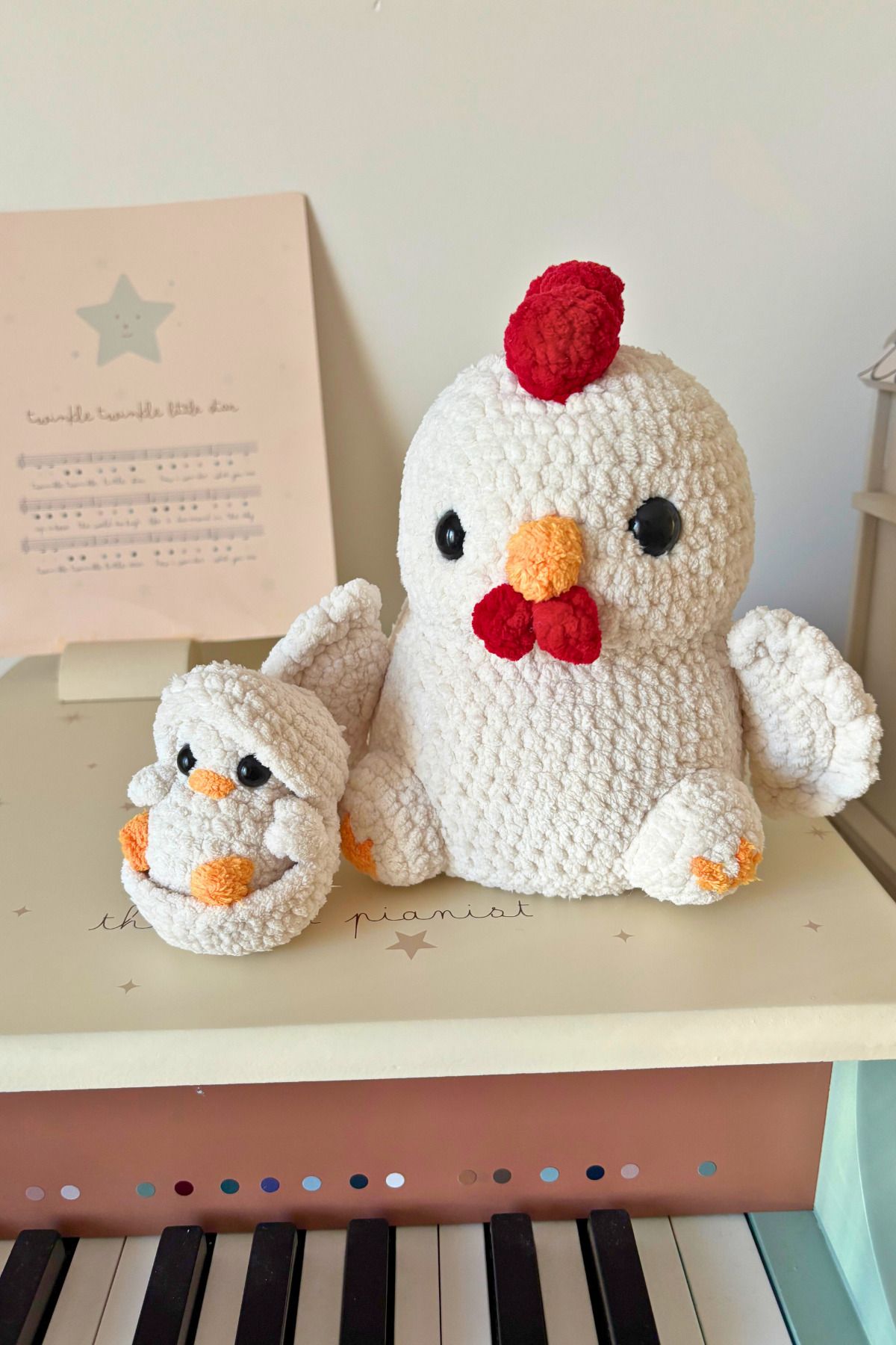 CESTOPİENO Tavuk ve Yumurtadan Çıkan Civciv - 17x17 cm, Pamuk İp, Doğum günü , Bebek Hediyesi, Yumuşak dolgulu