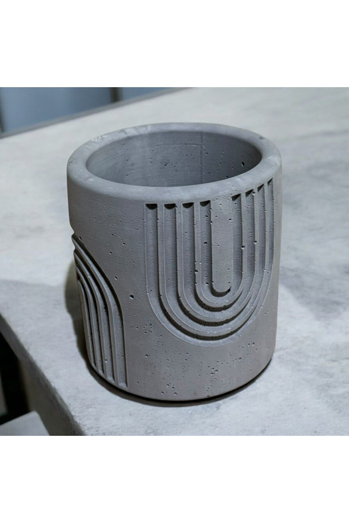 teknotrust Spiral desenli beton saksı/mumluk.