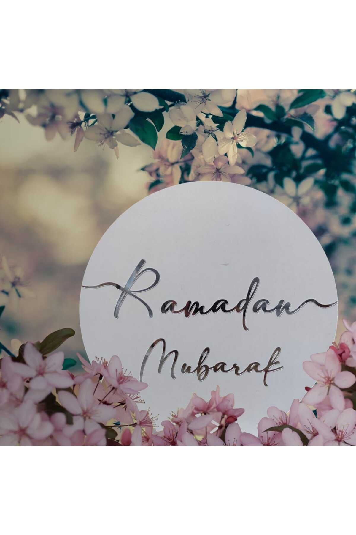teknotrust Ramadan Mubarak Beyaz Ahşap Üzerine Gümüş Pleksi Masa Sofra Ünite Süsü Ramazan Bayramı 25*25 cm
