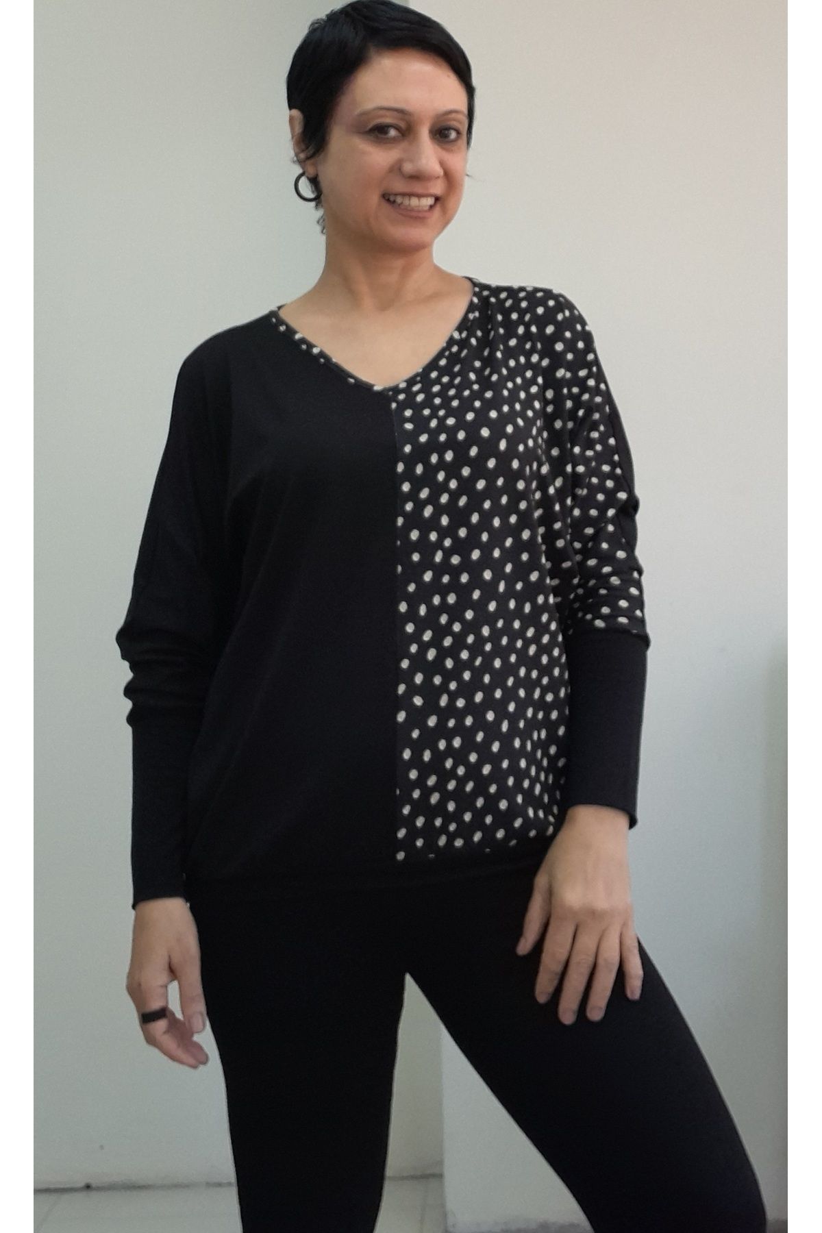 Mertcan Butik Siyah V yaka bir tarafı puantiyeli eteği kolu manşetli uzun kollu yarasa penye viskon tişört