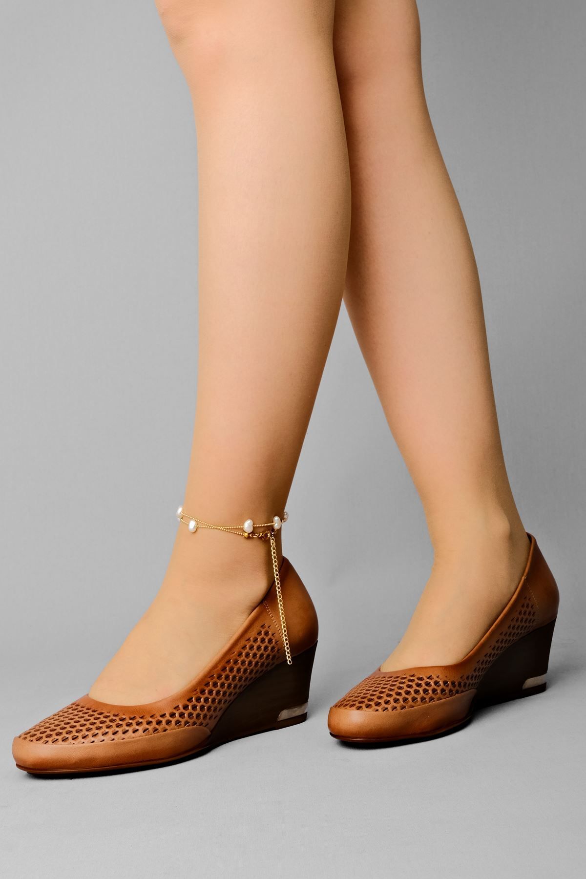 Lal Shoes & Bags-حذاء Sierta نسائي من الجلد الطبيعي بنمط قرص العسل - أسمر ضارب للصفرة 8